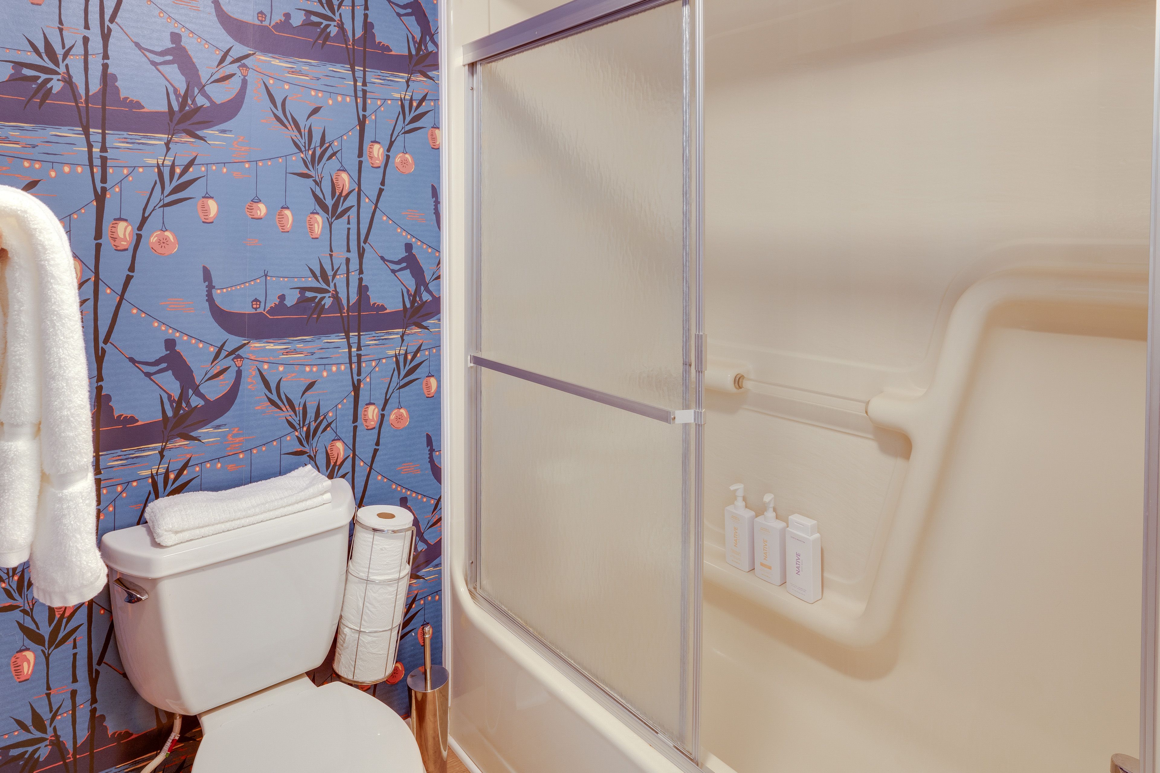 Full Bathroom | Towels Provided