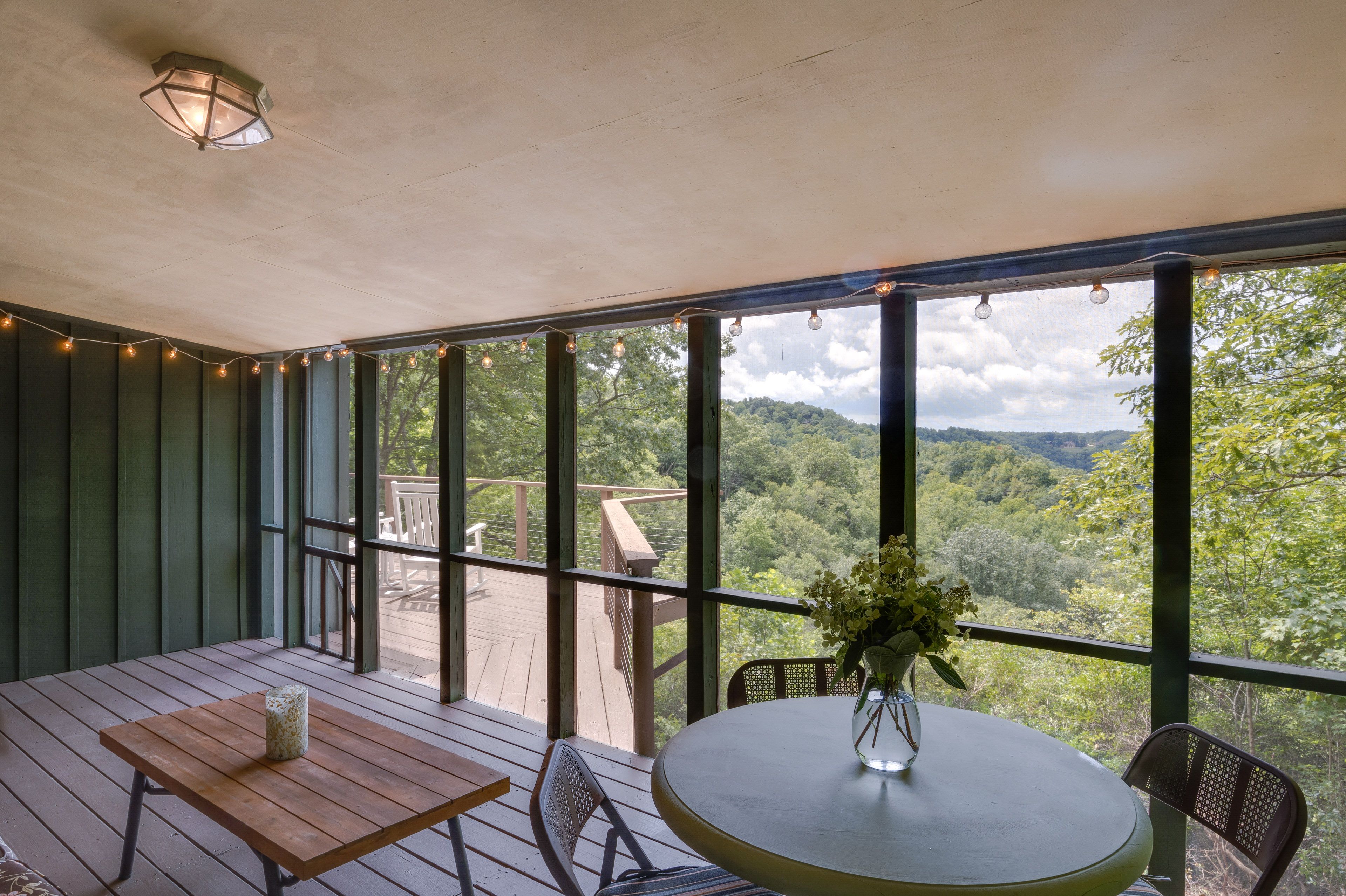 Screened Porch | Outdoor Dining Area