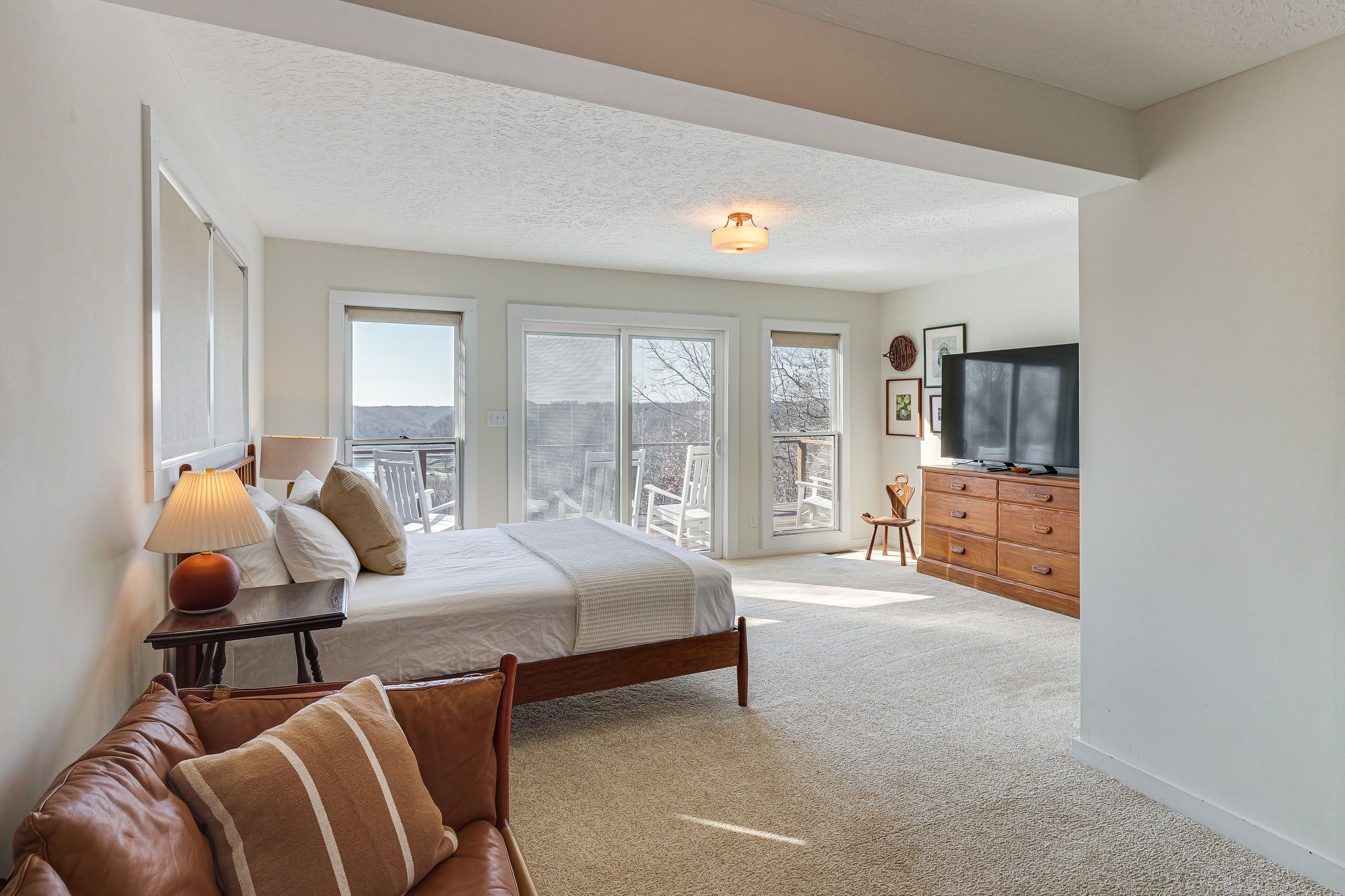 Bedroom 1 | Queen Bed | Smart TV