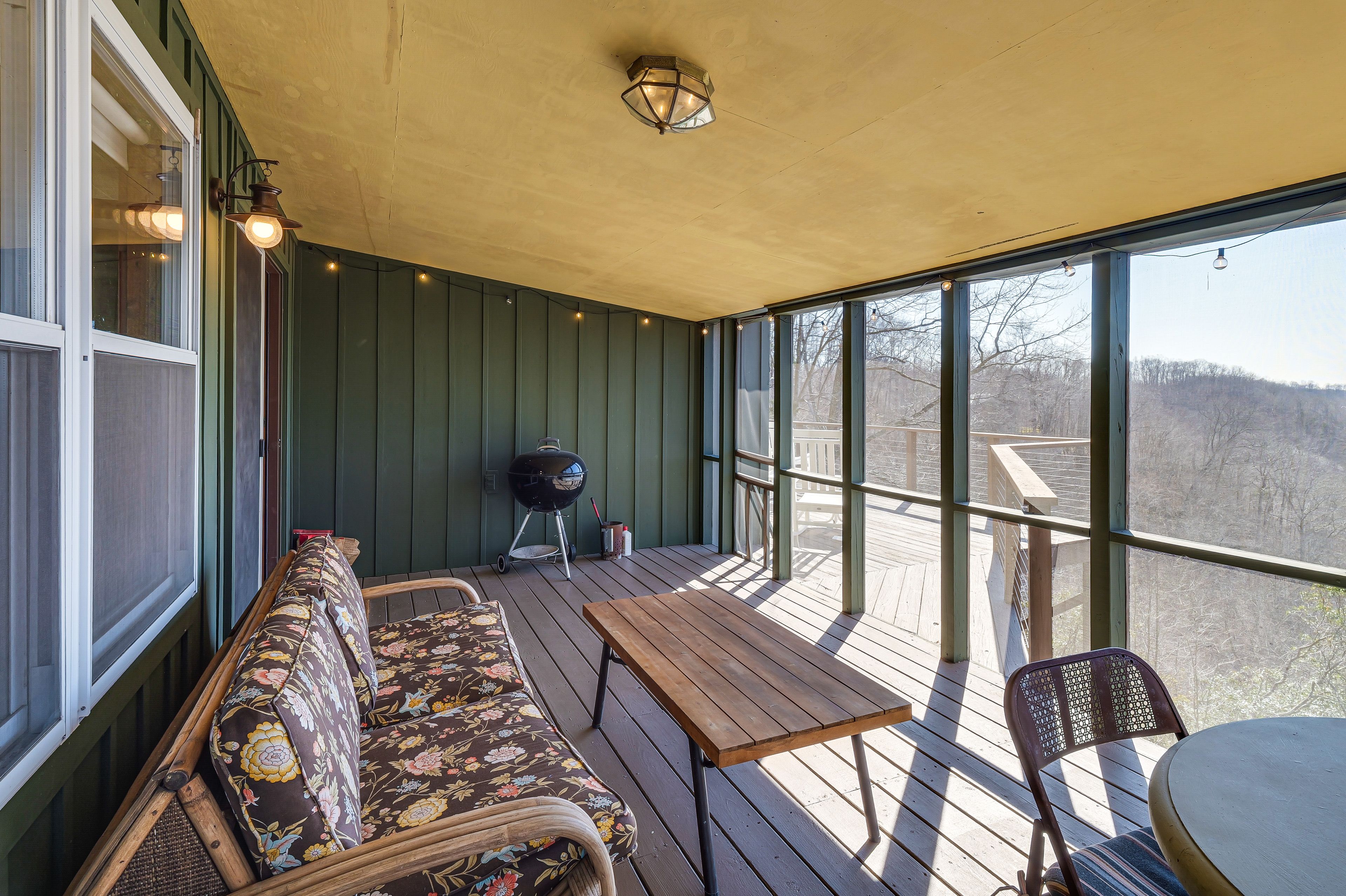 Screened Porch | Outdoor Dining Area