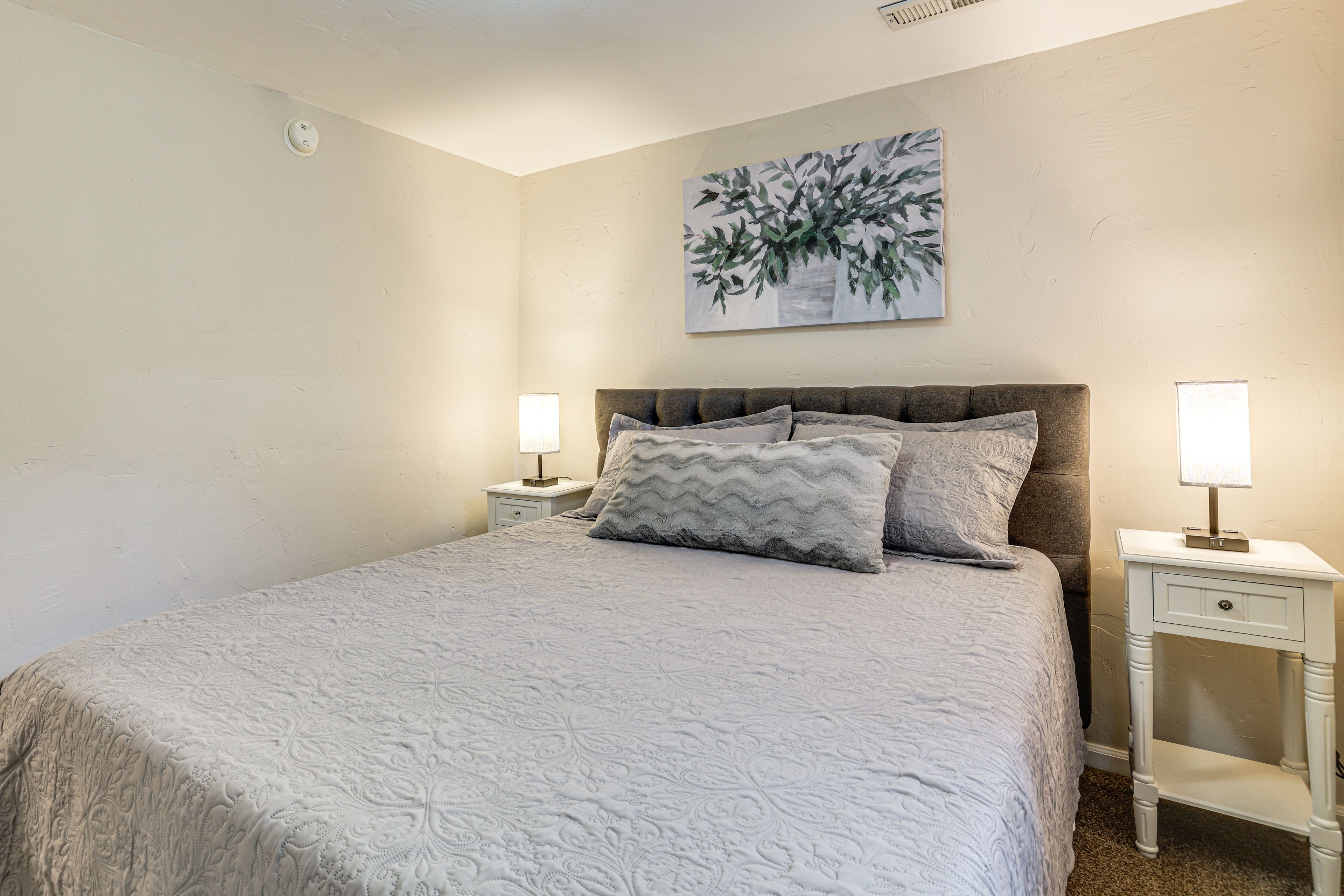 Bedroom 1 | Queen Bed