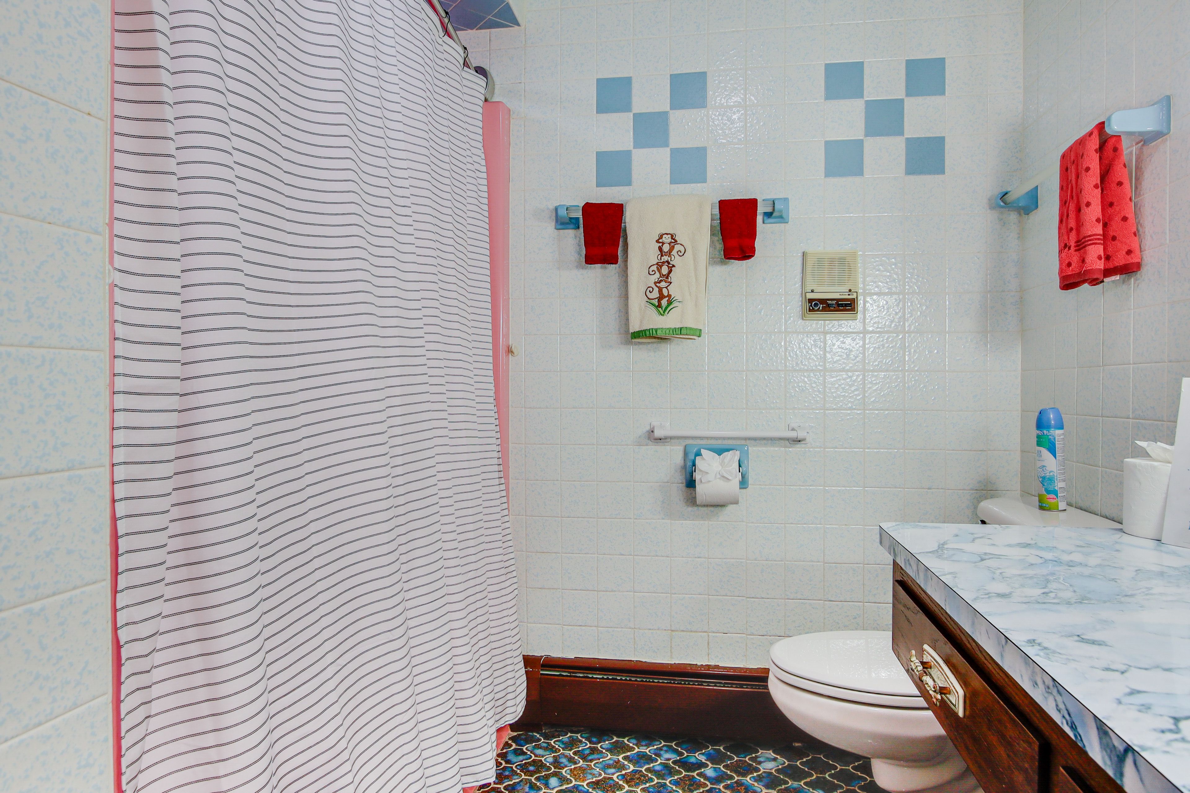 Full Bathroom | Towels Provided | Main Level