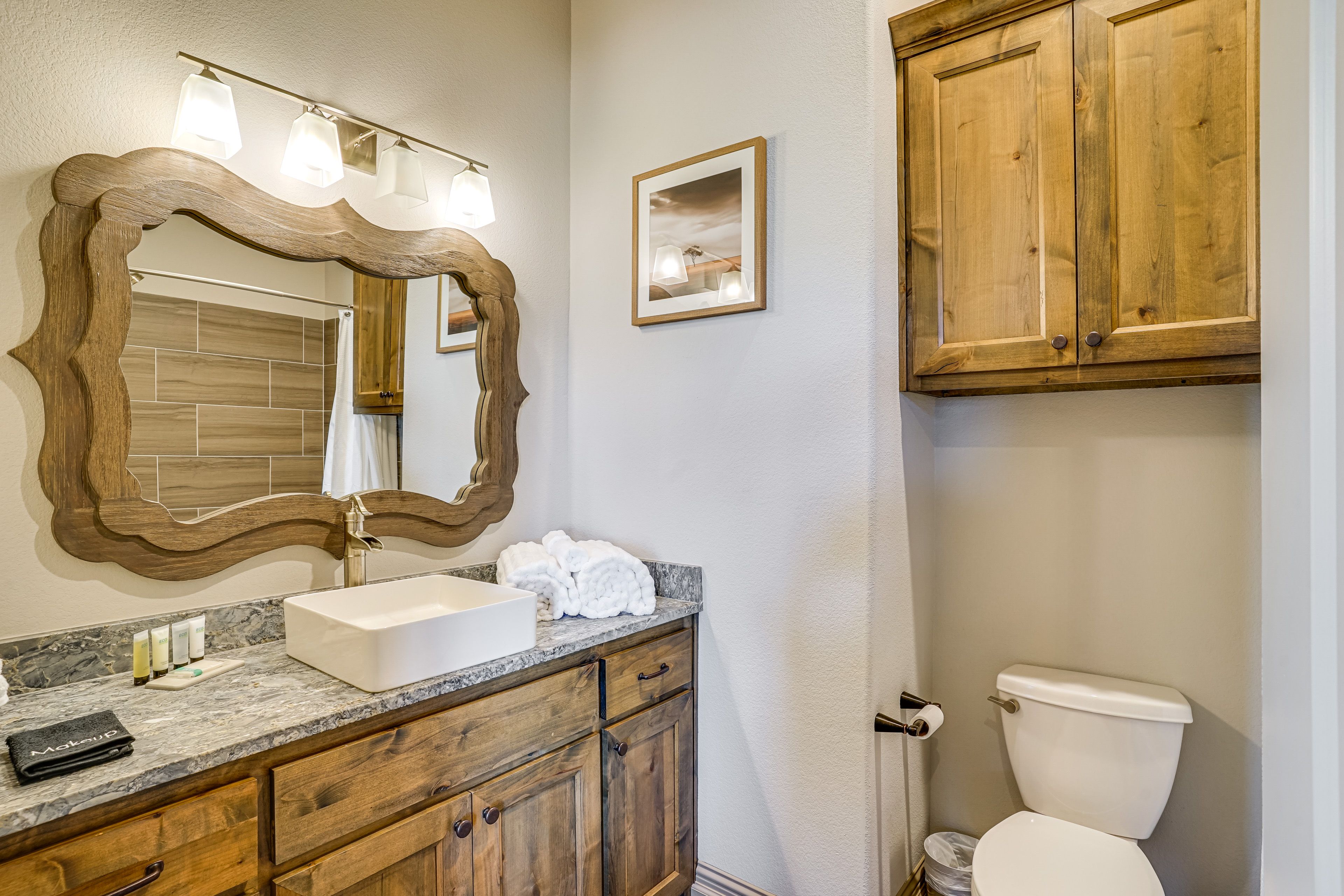 Full Bathroom | Towels Provided | 1st Floor