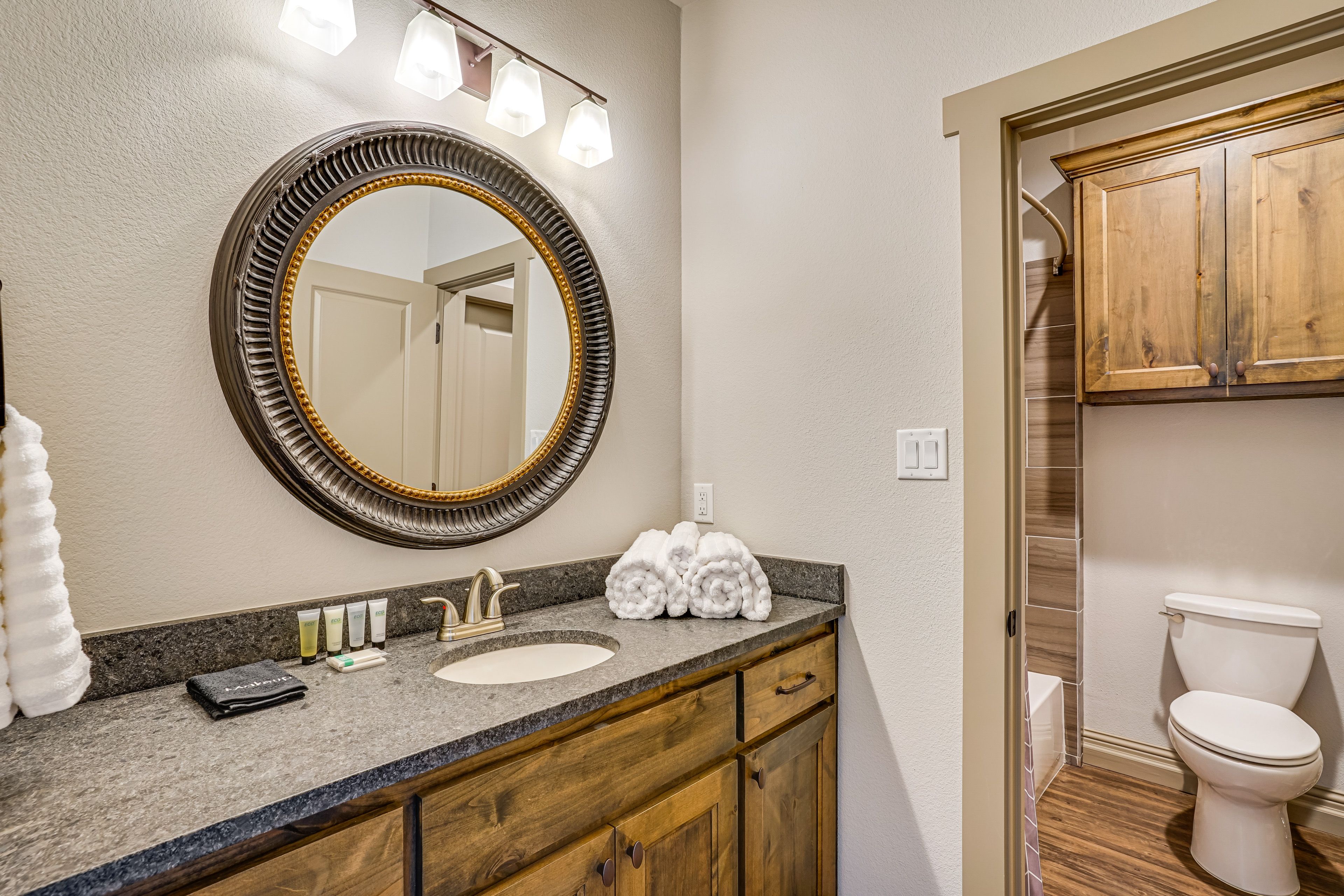 Full Bathroom | Complimentary Toiletries | 2nd Floor