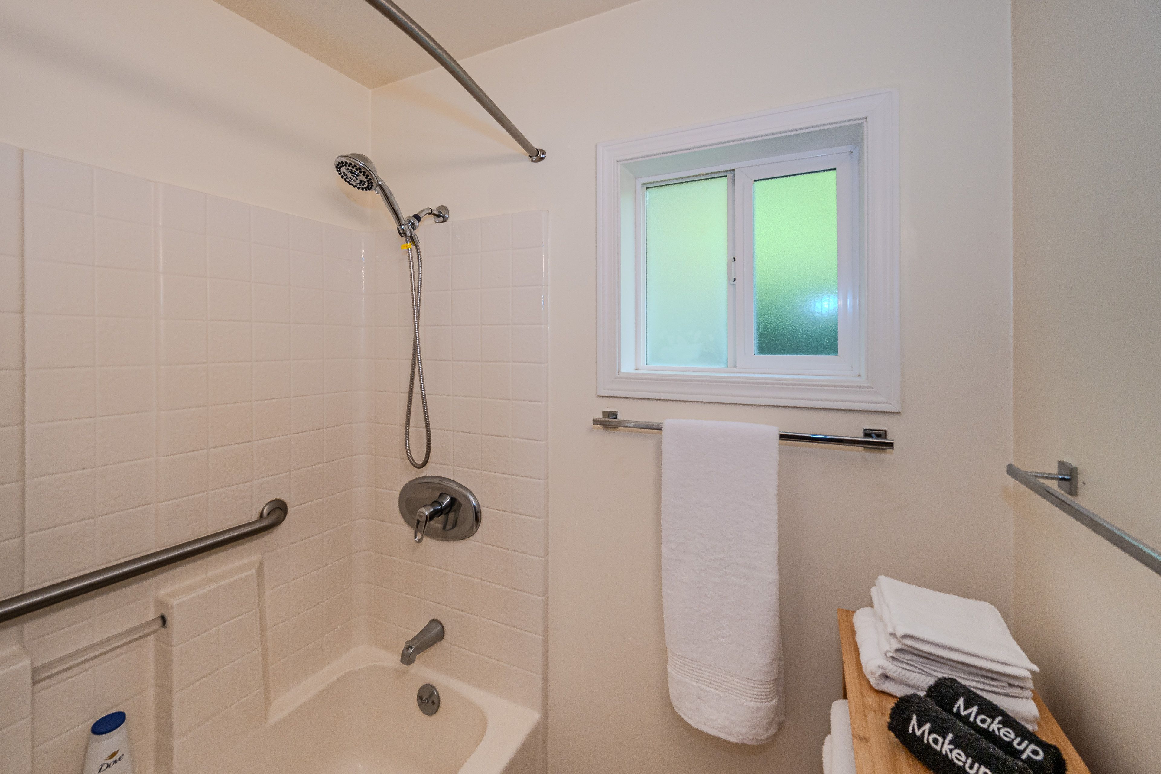 Full Bathroom | Complimentary Toiletries | Main Floor