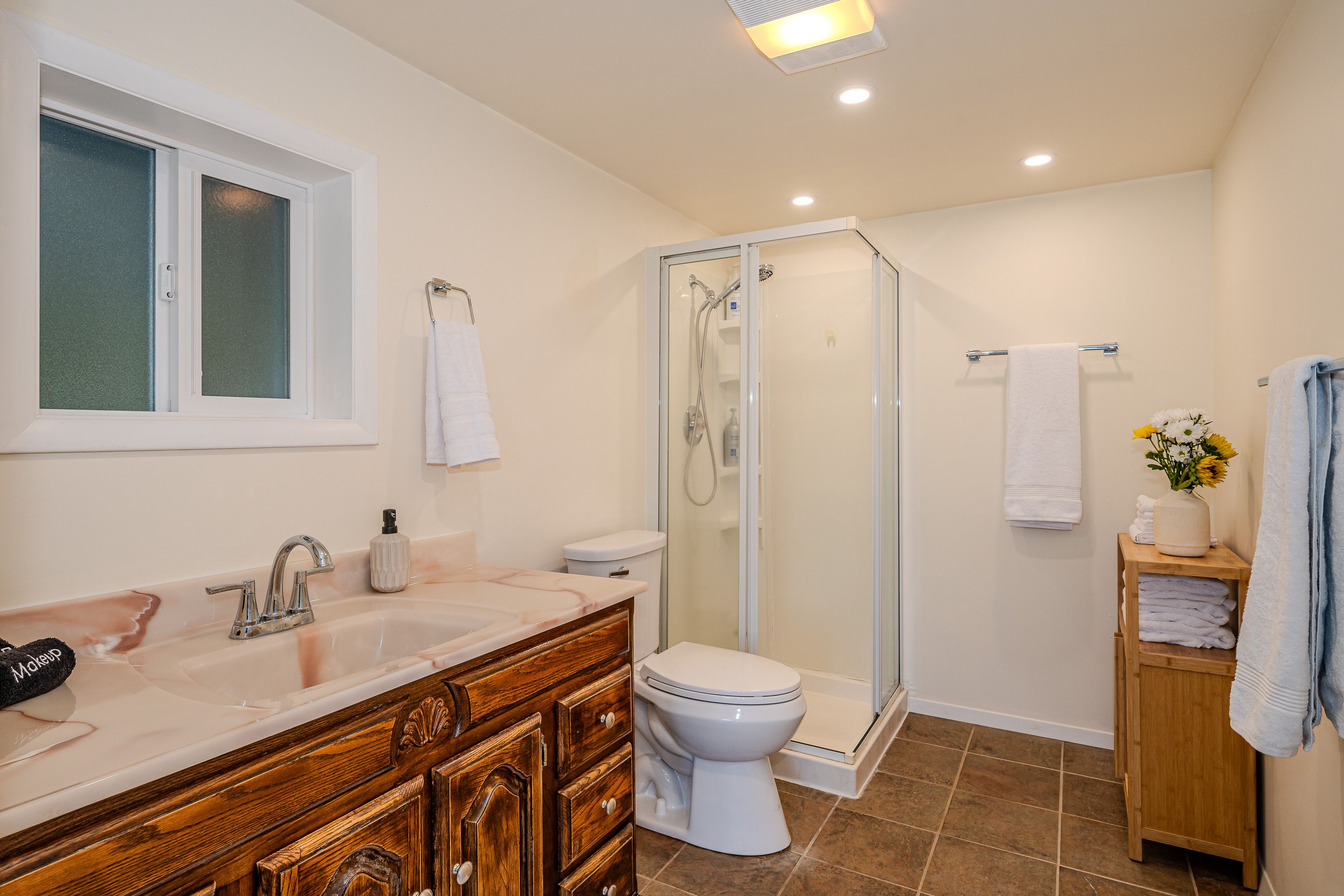 Full Bathroom | Towels Provided | Ground Floor