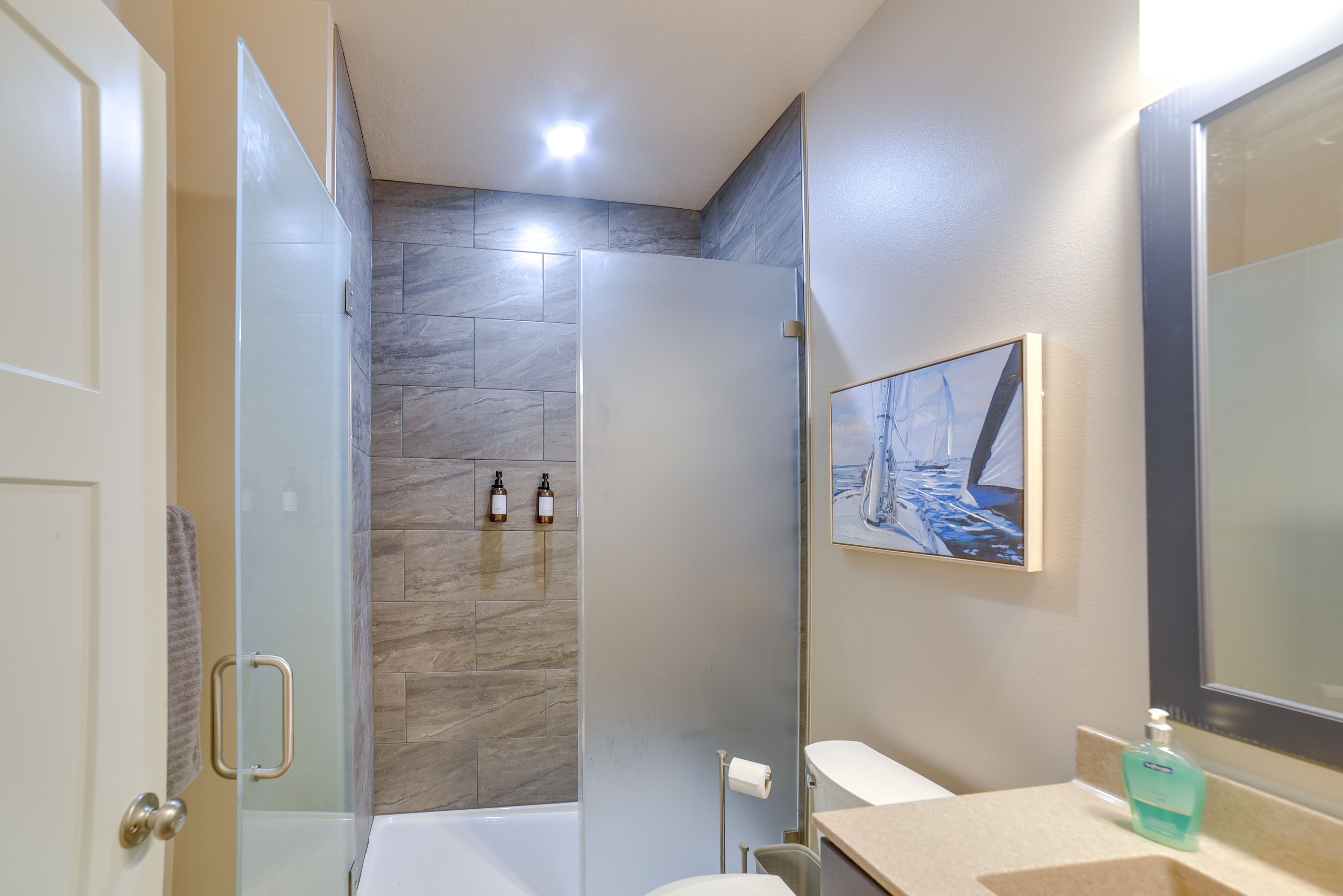 Full Bathroom | 1st Floor | Towels Provided