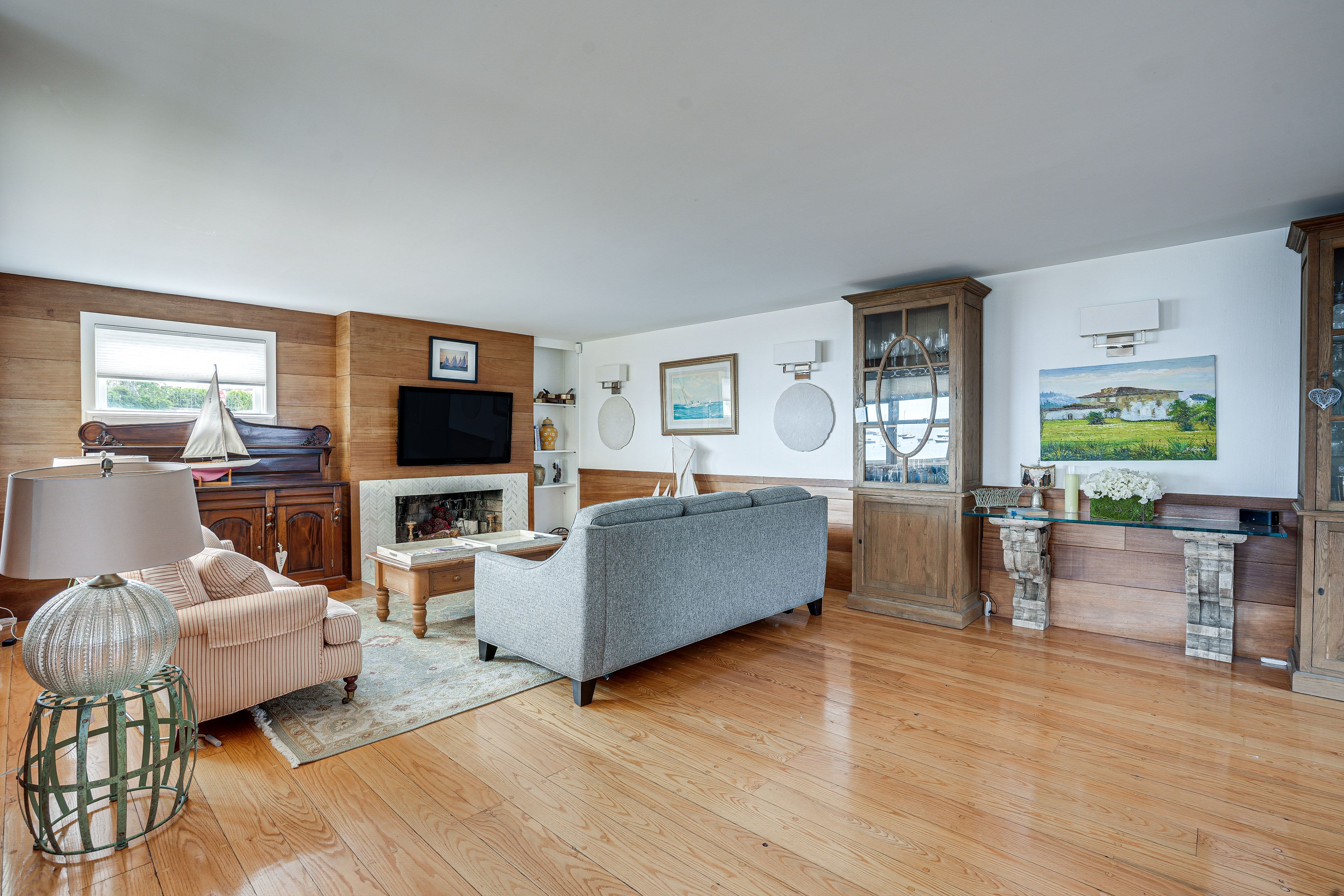 Living Room | Decorative Fireplace | Cable TV | 1st Floor