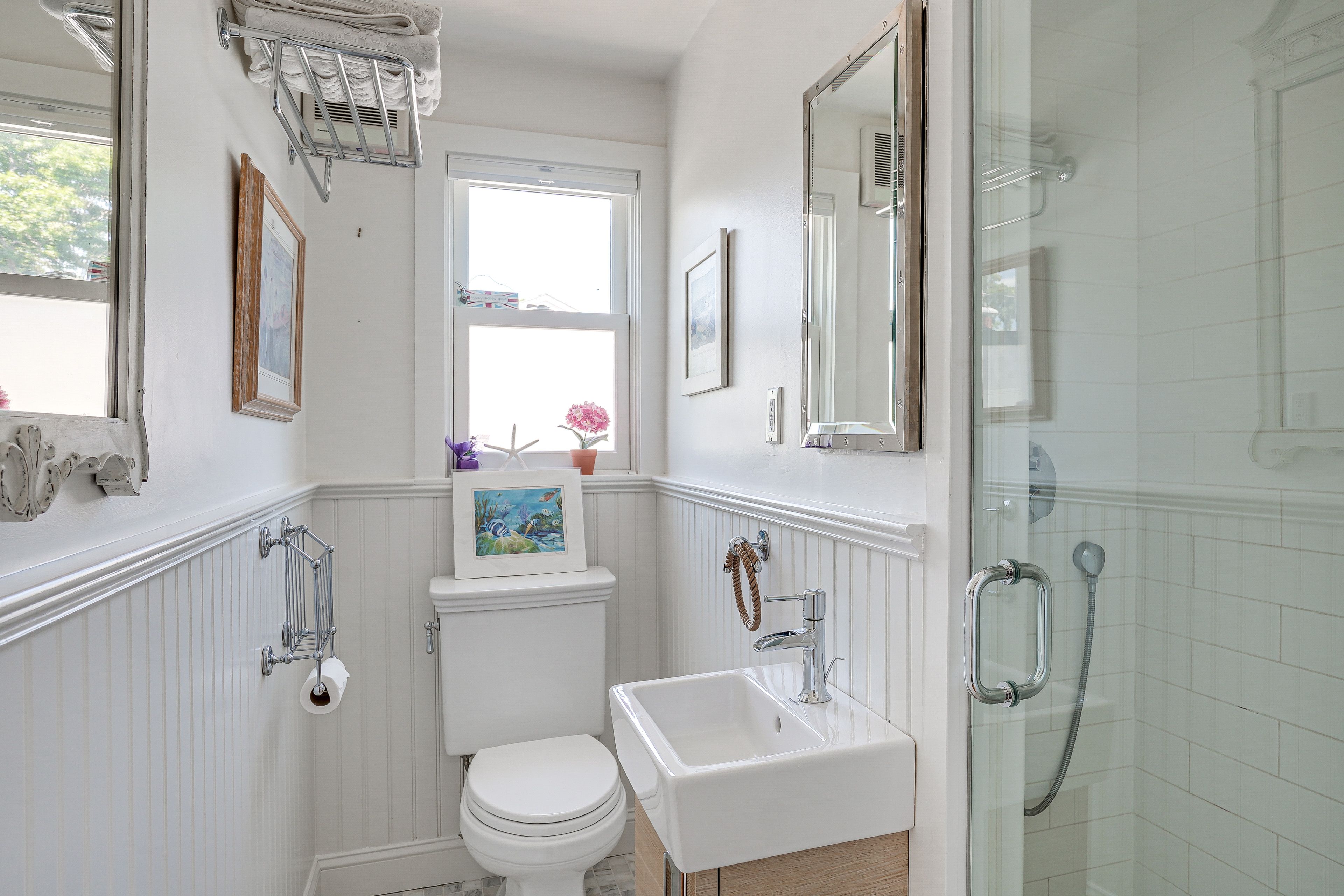 Full Bathroom | Towels Provided | 2nd Floor