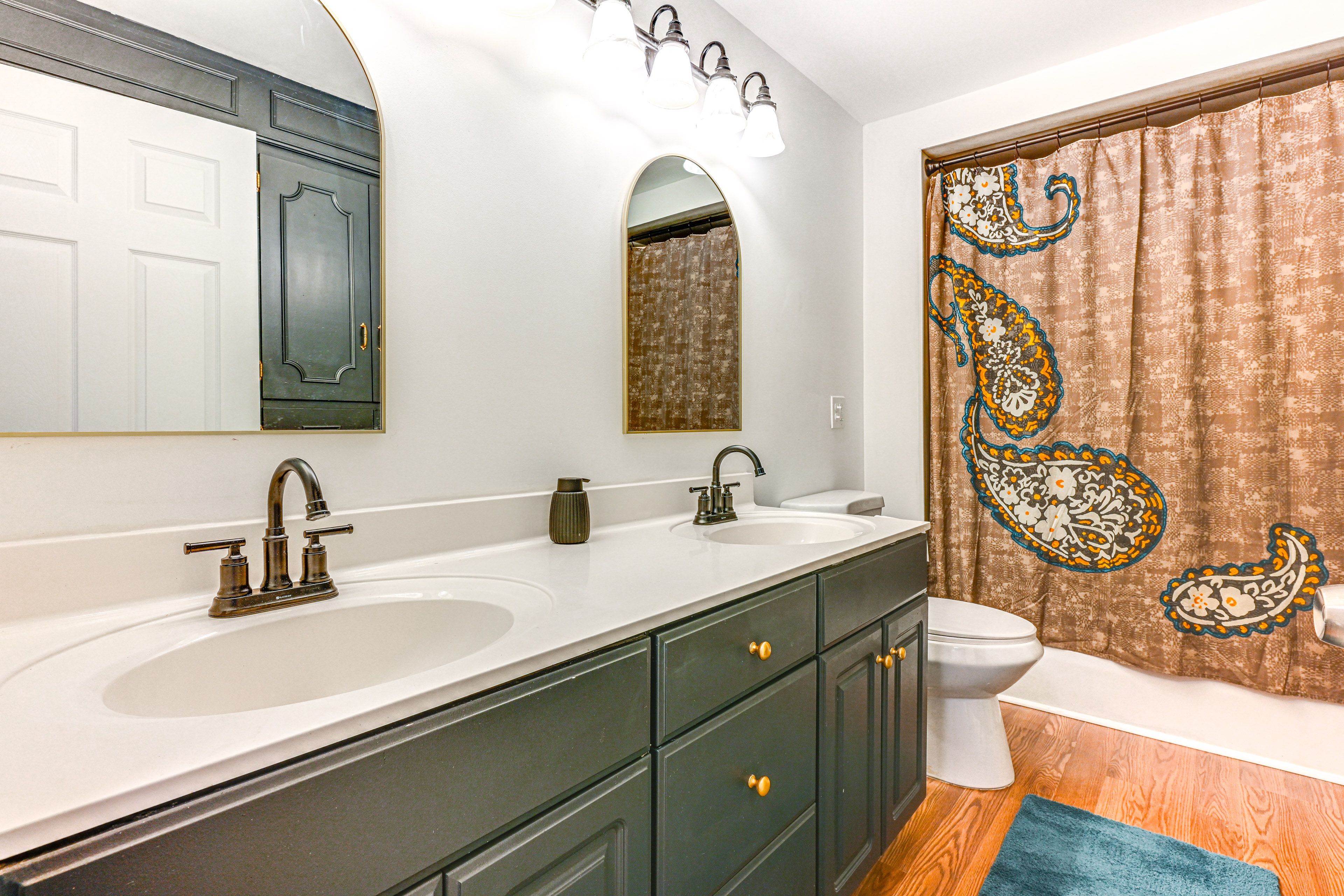 Full Bathroom | Towels Provided