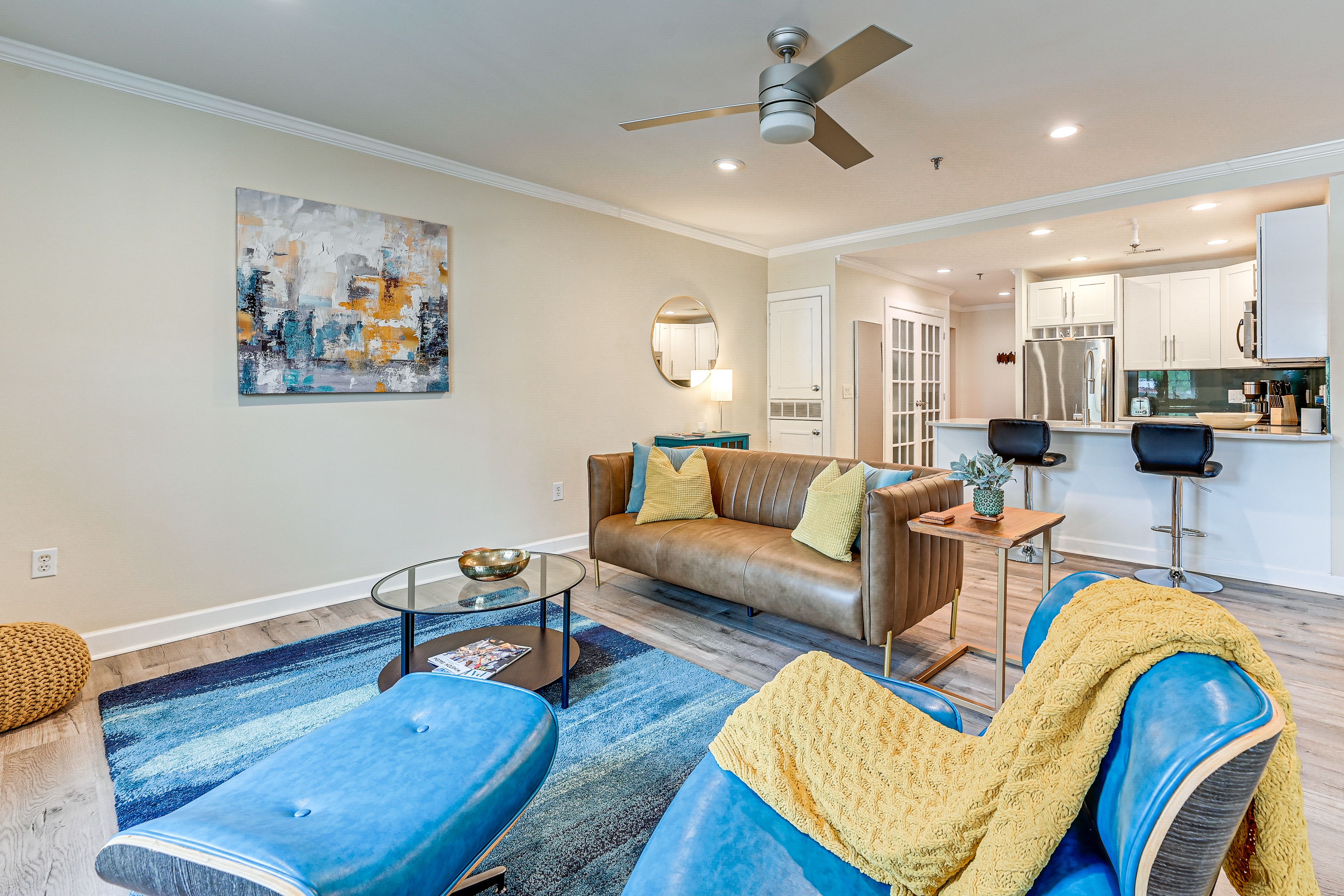 Living Room | Flat-Screen TV | Central Air Conditioning/Heat | Free WiFi