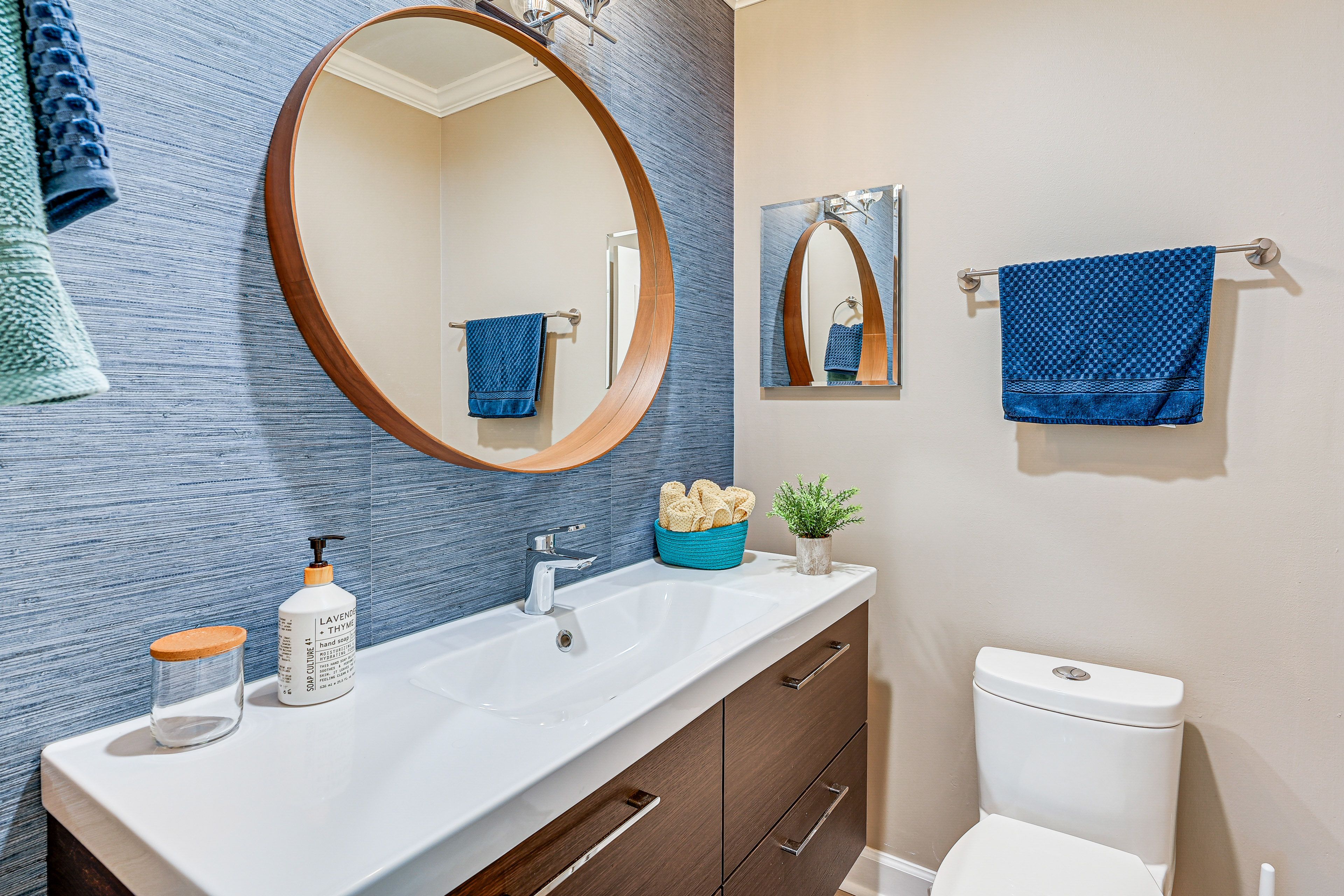 Half Bathroom | Towels Provided