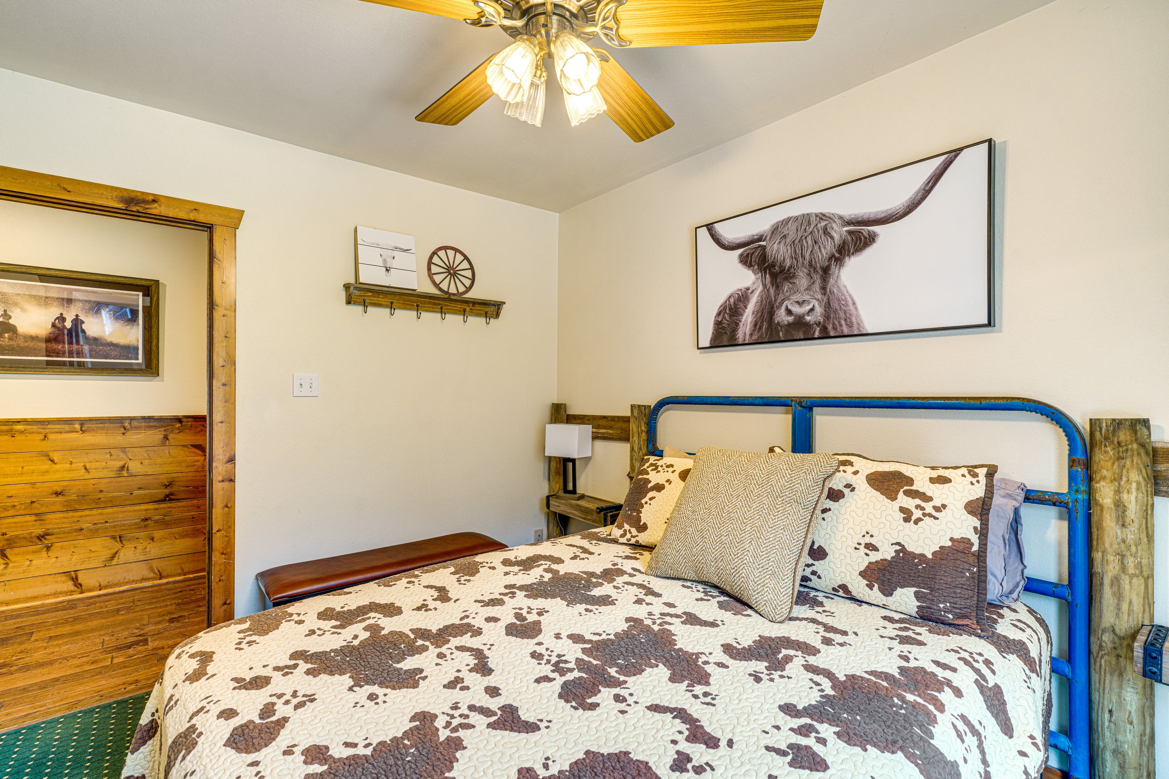 Bedroom 2 | 1st Floor | Queen Bed | Smart TV