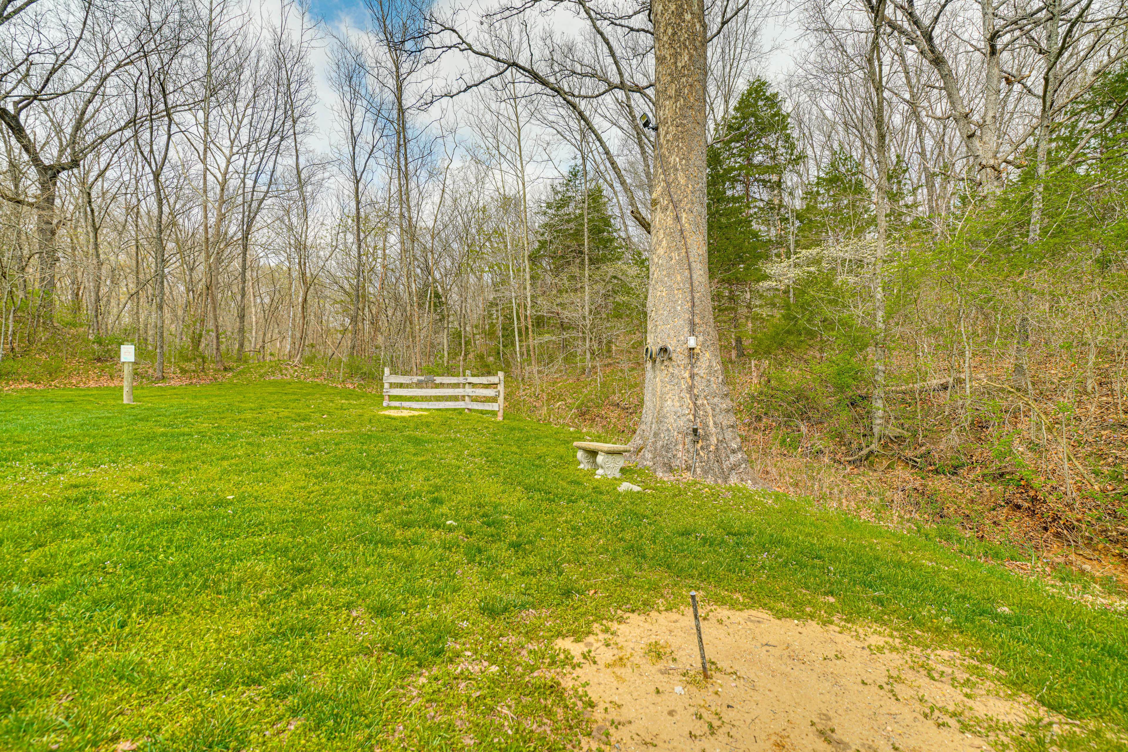 Private Yard | Horseshoes | Cornhole