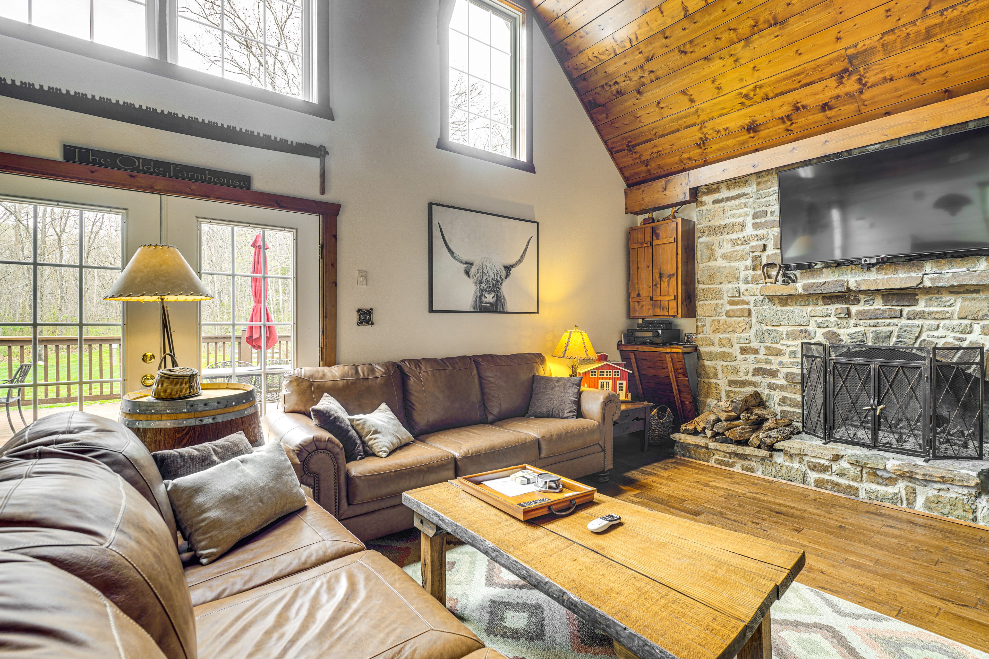 Living Room | 1st Floor | Smart TV | Free WiFi | Wood-Burning Fireplace