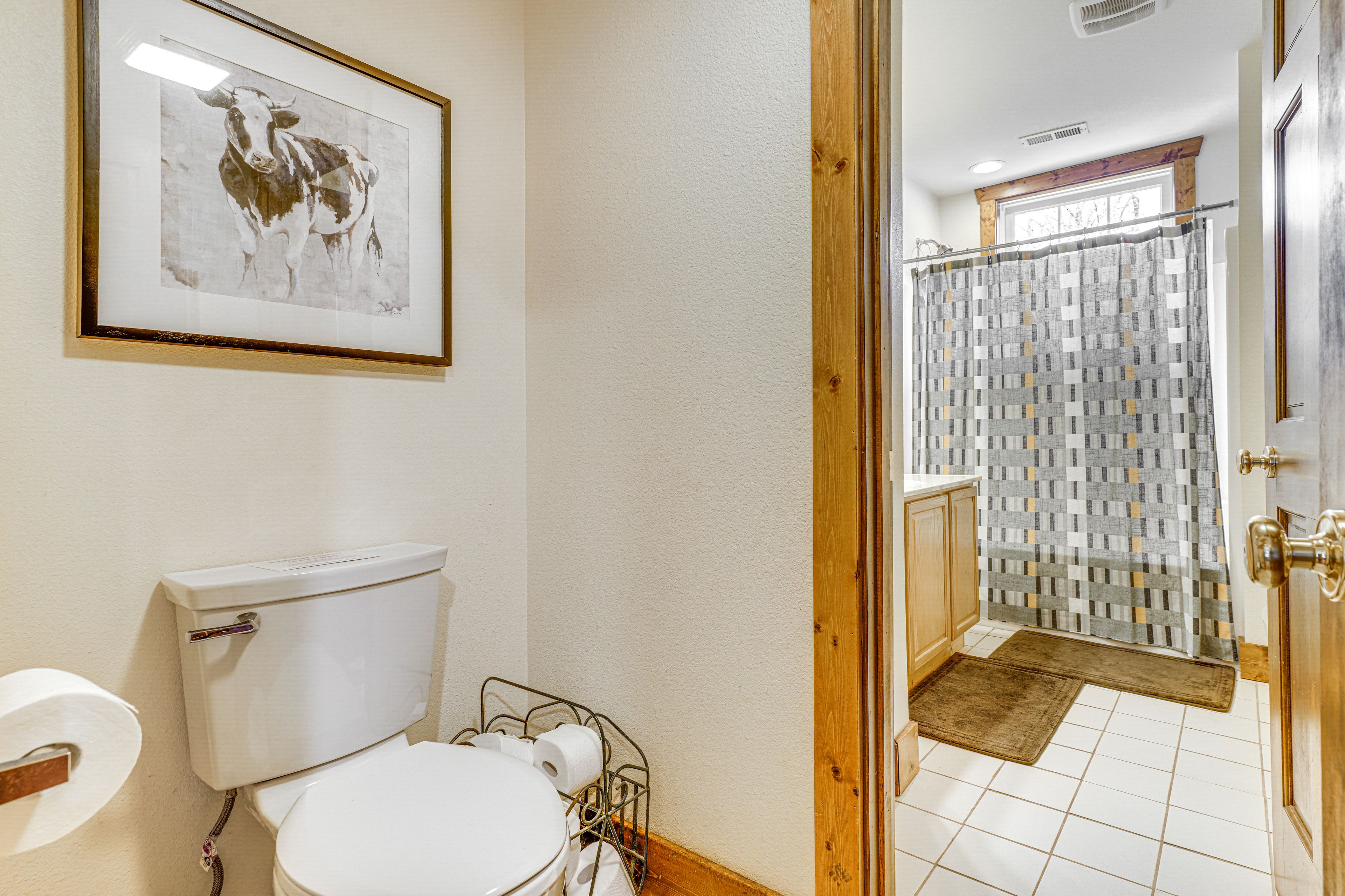 Full Bathroom | 1st Floor | Towels Provided