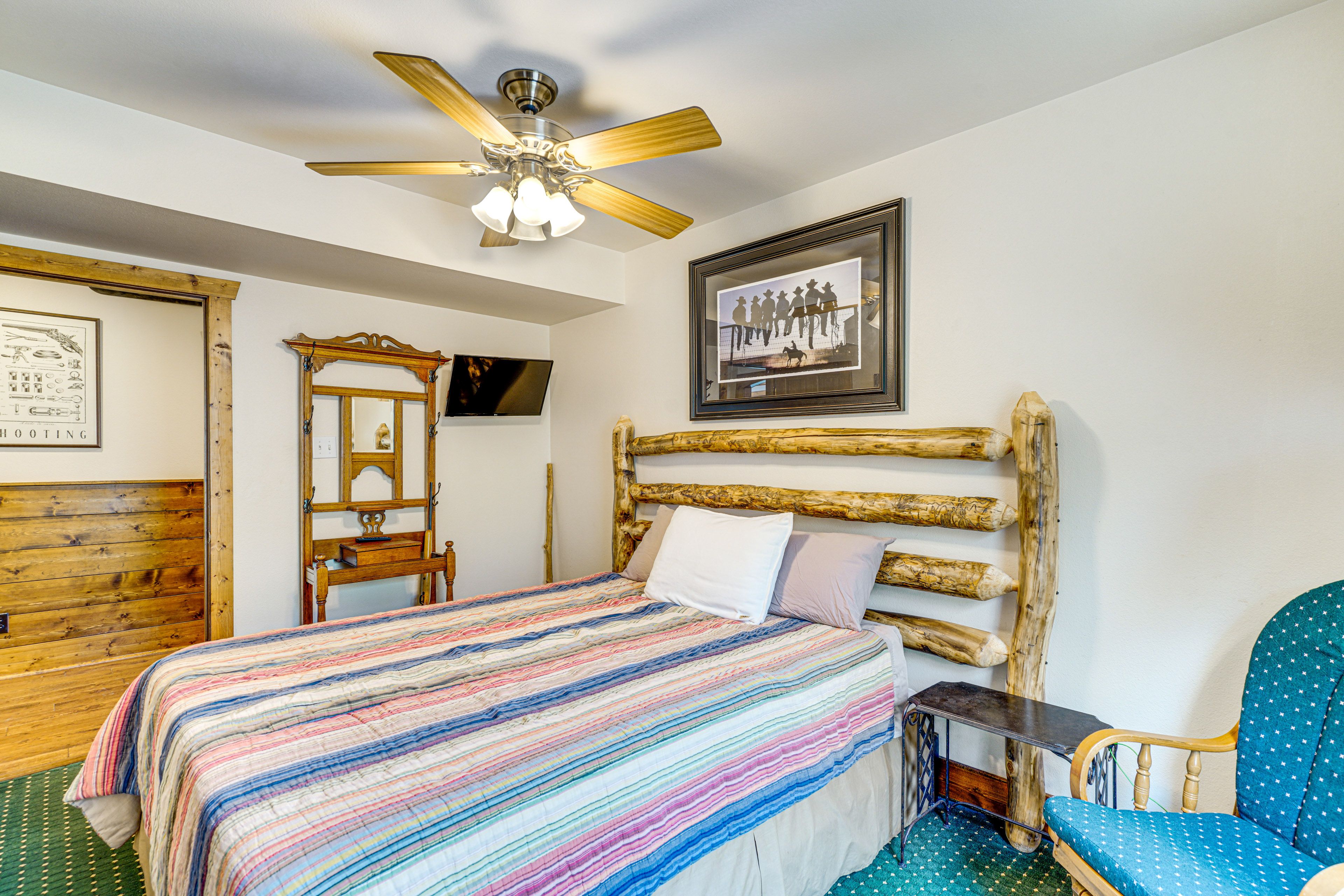 Bedroom 1 | 1st Floor | Queen Bed | Linens Provided | Smart TV