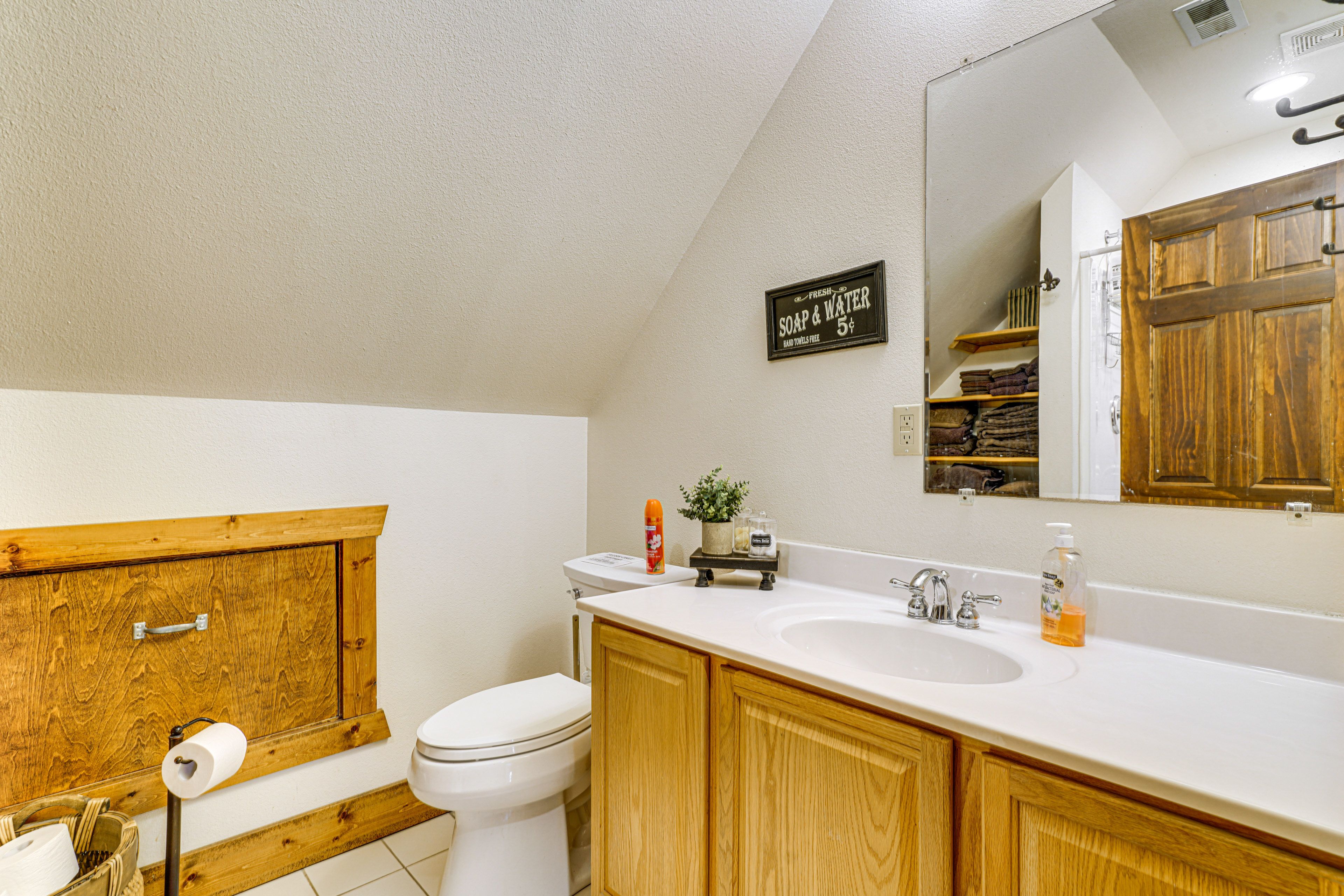 En-Suite Bathroom | 2nd Floor | Complimentary Toiletries