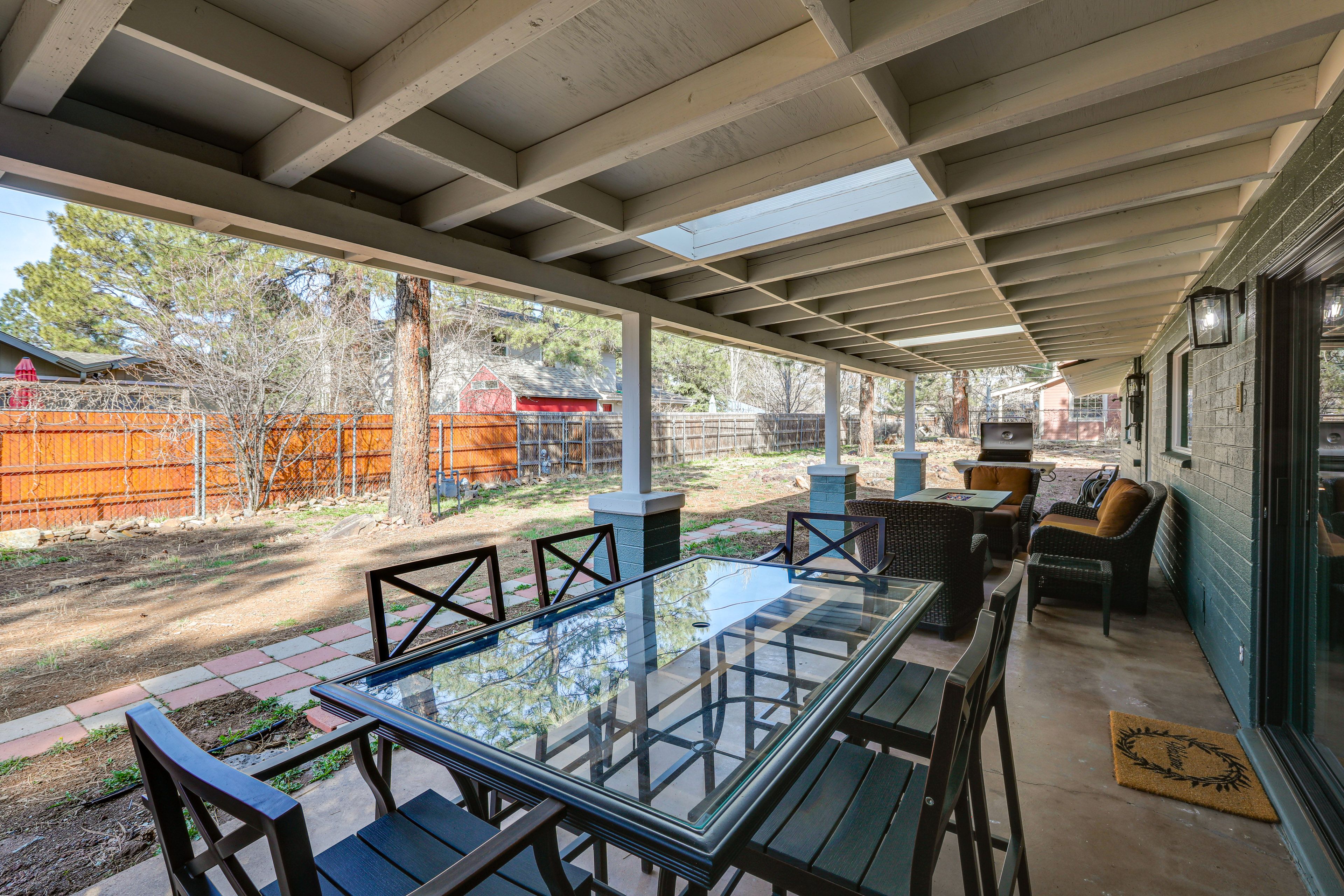 Covered Patio | Fire Pit Table | 2 Mi to Lowell Observatory