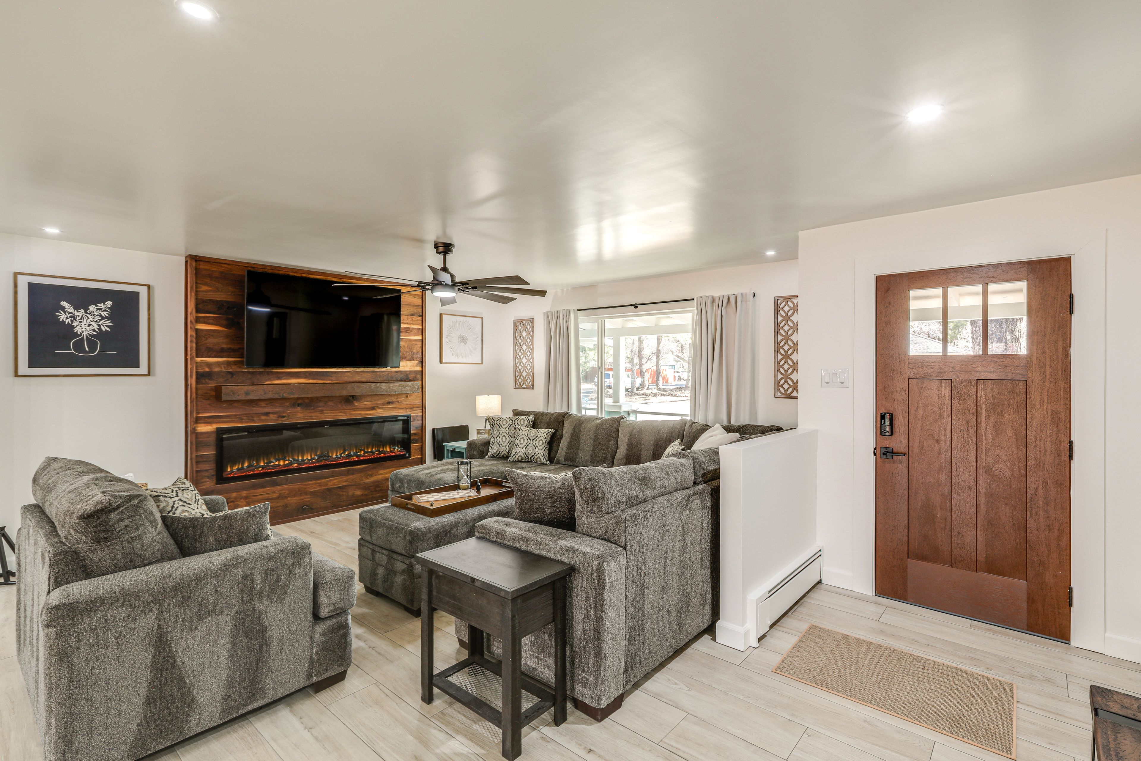 Living Room | Smart TV | Free WiFi | Electric Fireplace