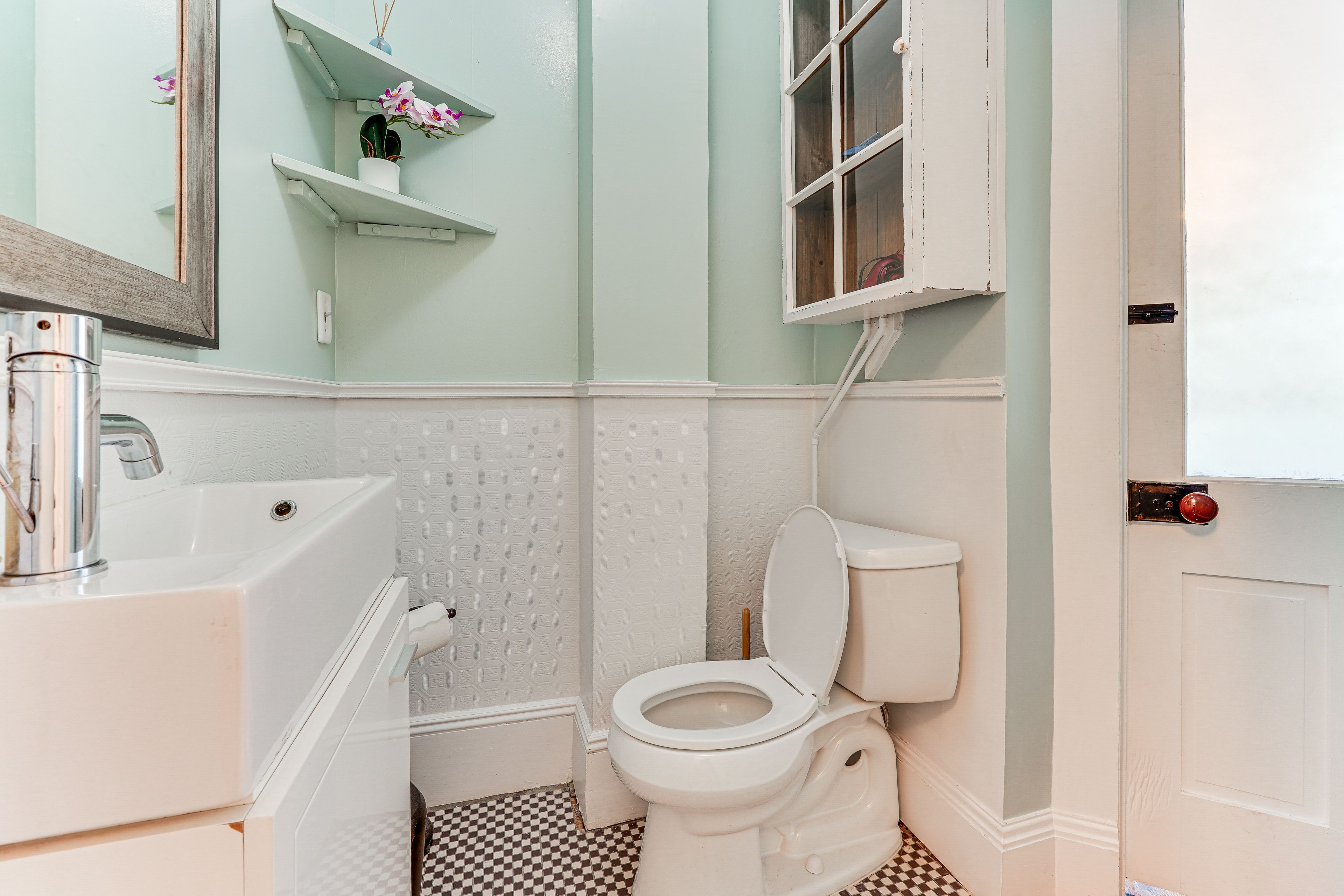 Full Bathroom | Towels Provided | 2nd Floor