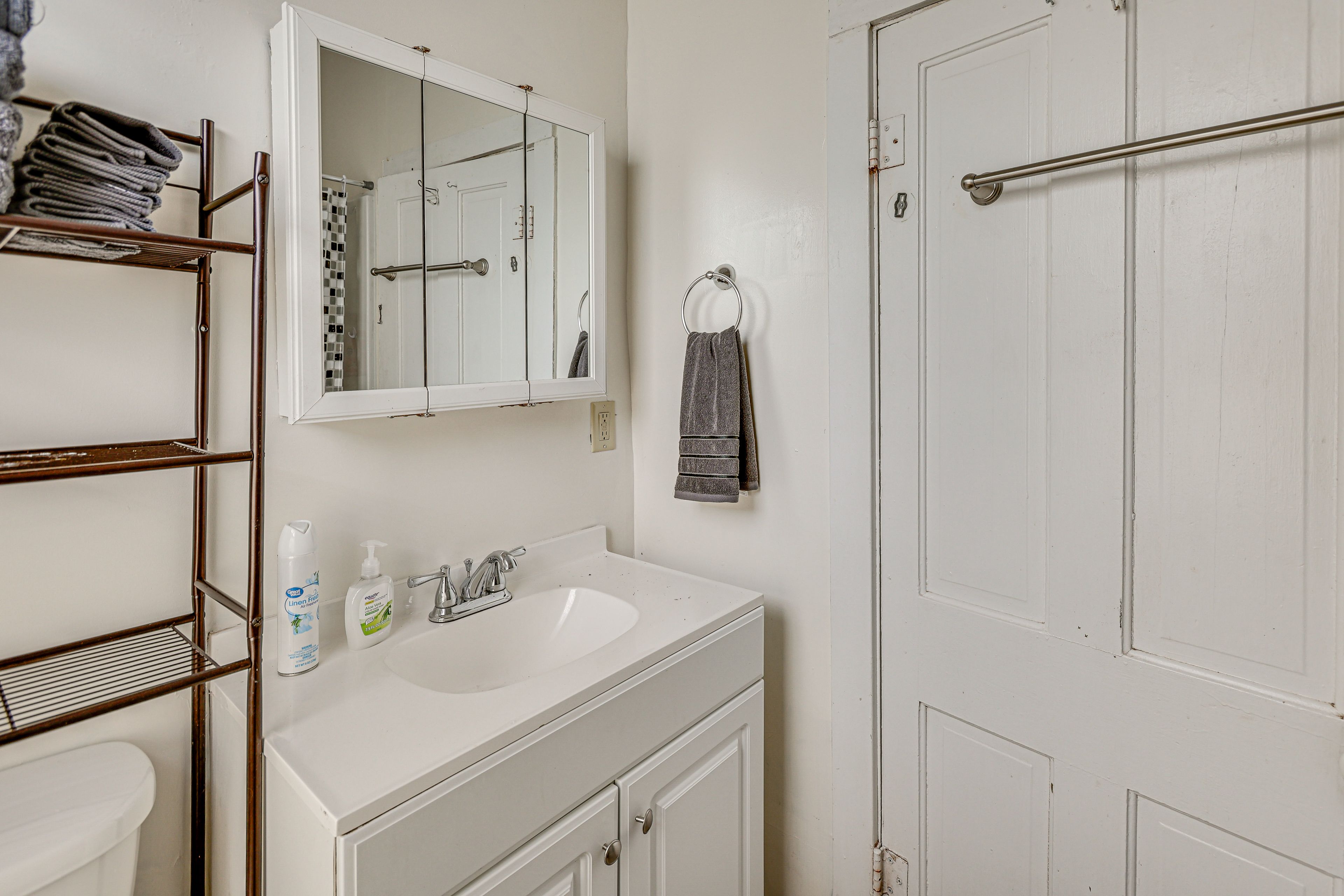 Full Bathroom | Complimentary Toiletries | Towels Provided