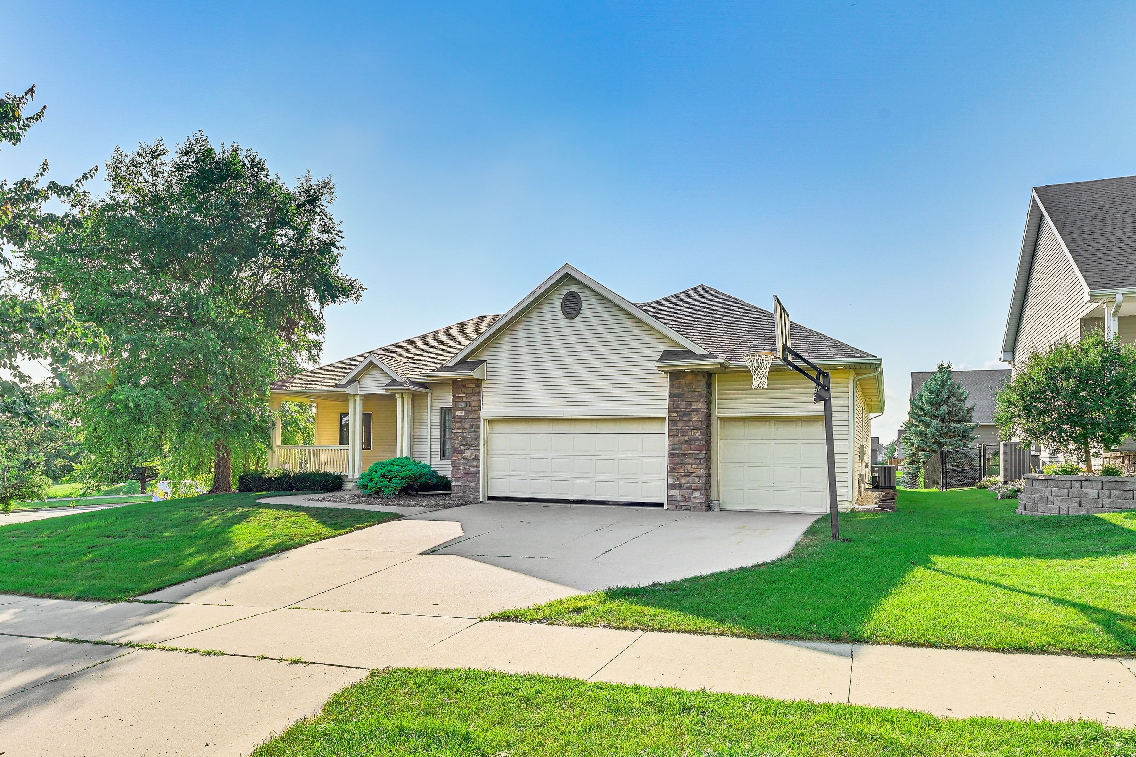 Parking | Garage (3 Vehicles) | Driveway (4 Vehicles) | Street