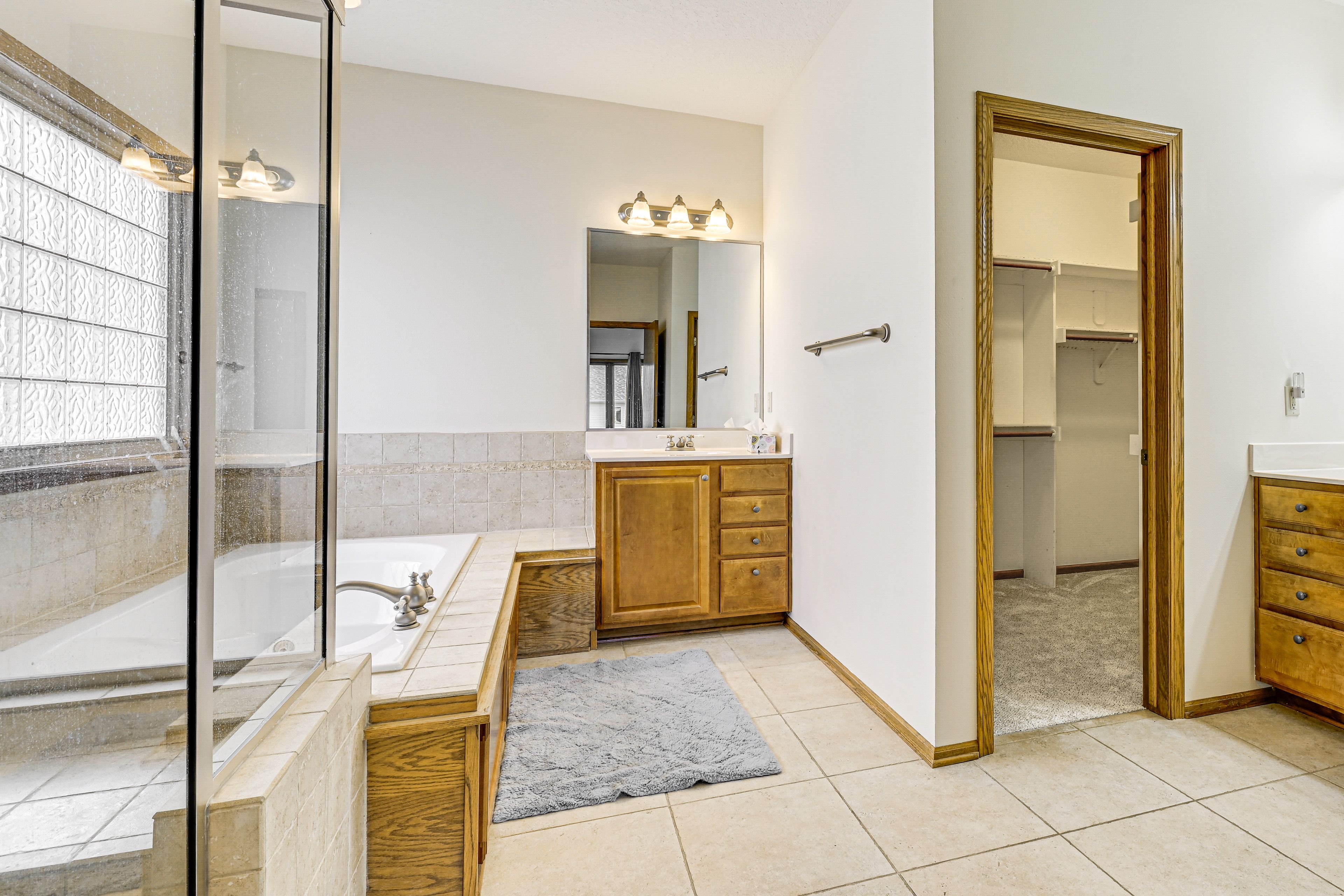 Full Bathroom | 1st Floor | Walk-In Shower | Jetted Tub | Towels Provided