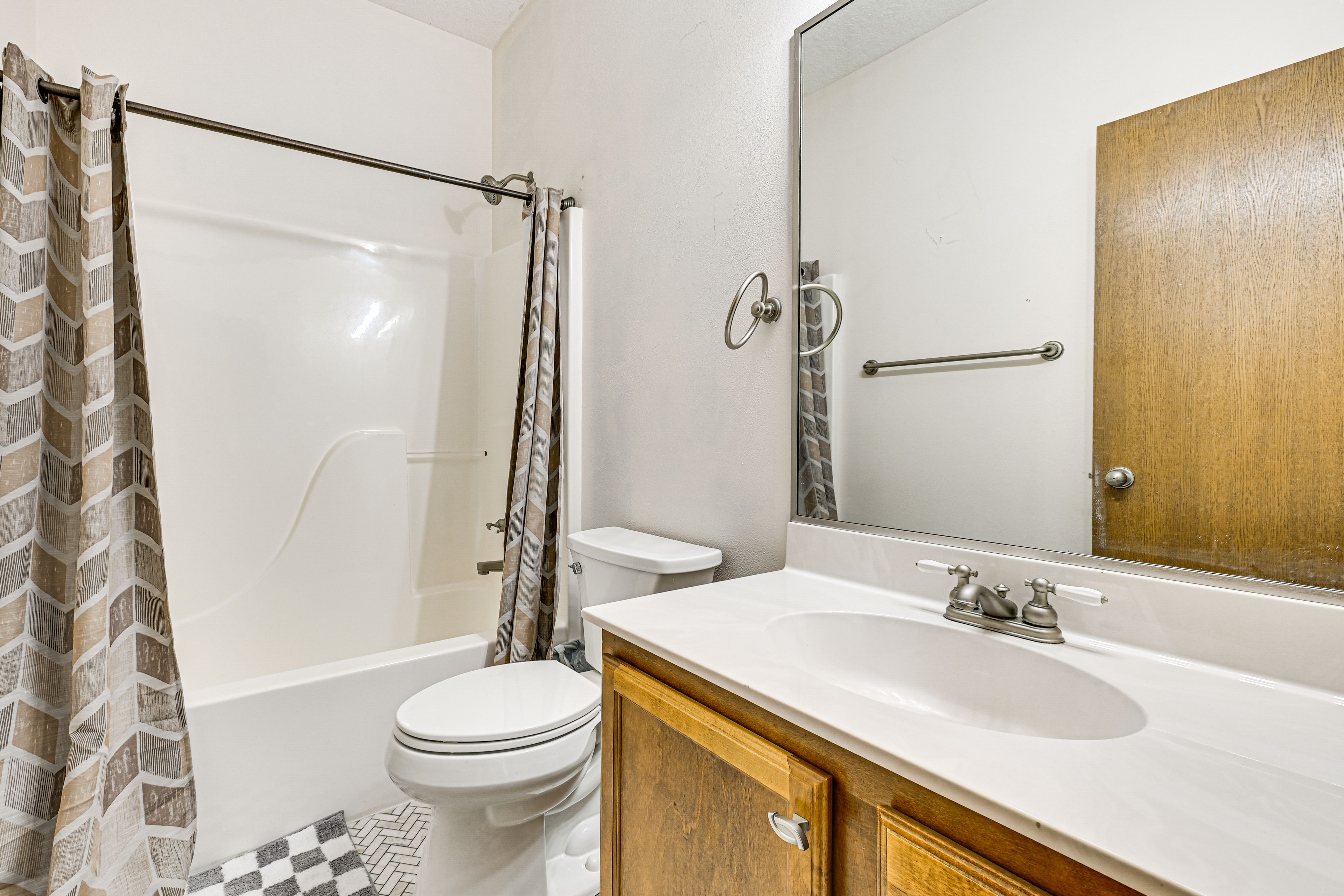 Full Bathroom | 1st Floor | Shower/Tub Combo | Complimentary Toiletries