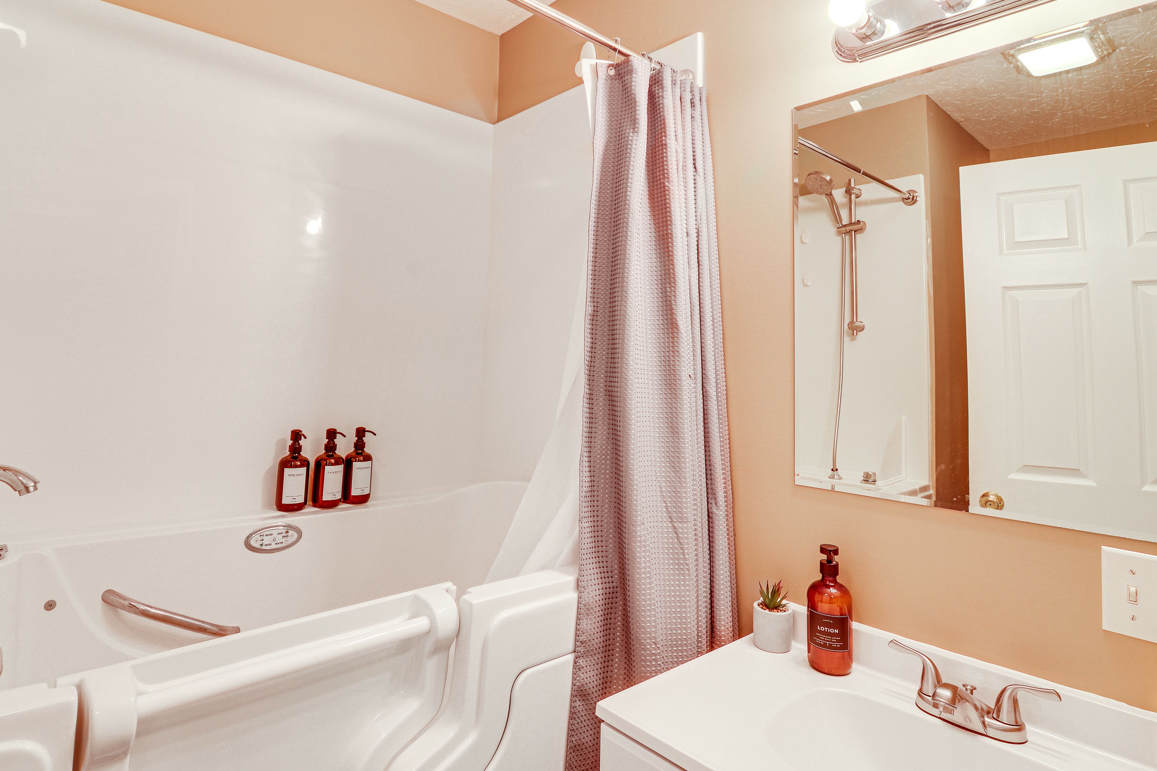 Full Bathroom | Towels Provided | Complimentary Toiletries | Hair Dryer