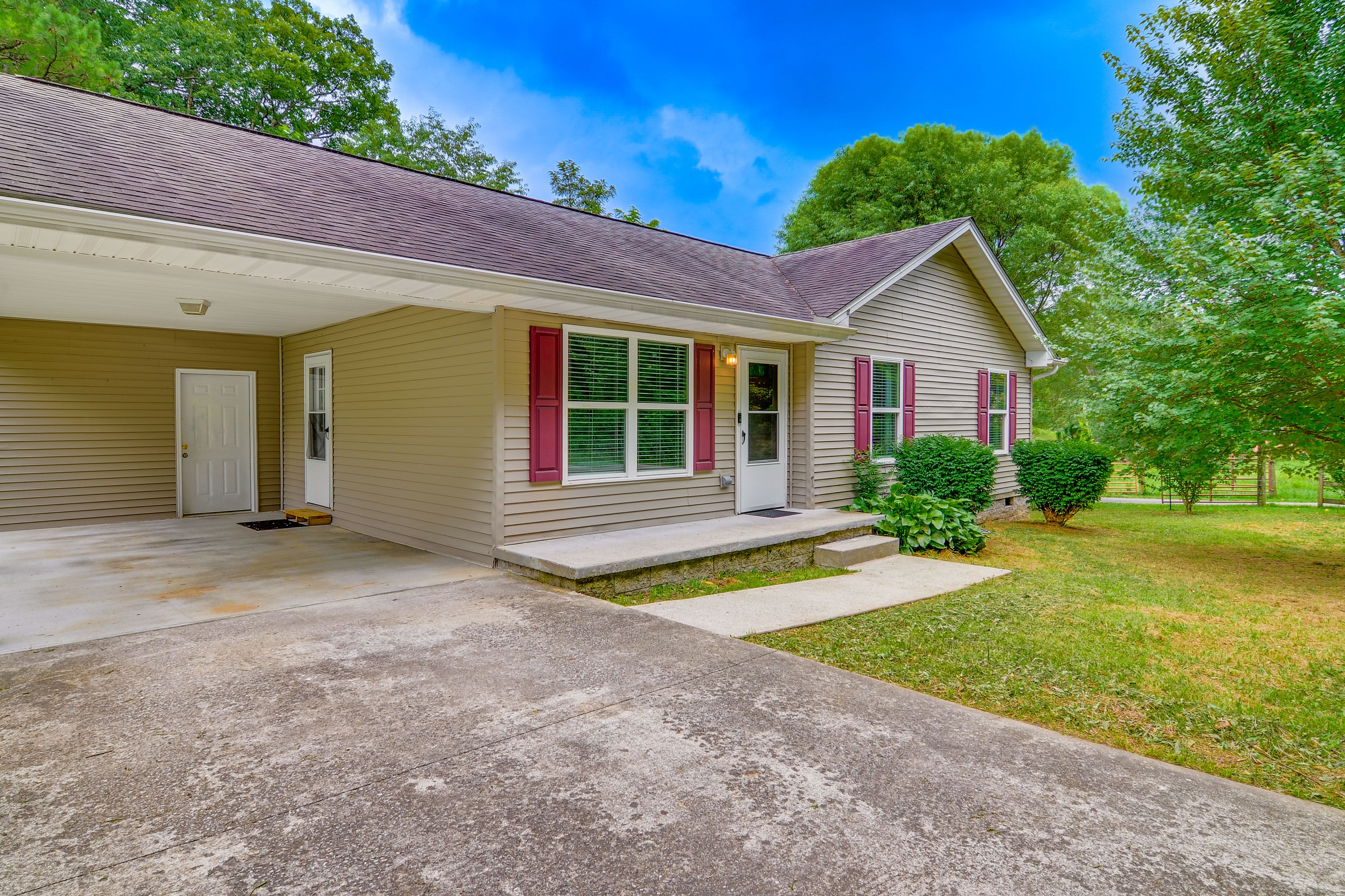 Parking | Carport (1 Vehicle) | Driveway (4 Vehicles) | Trailer/Small RV Parking
