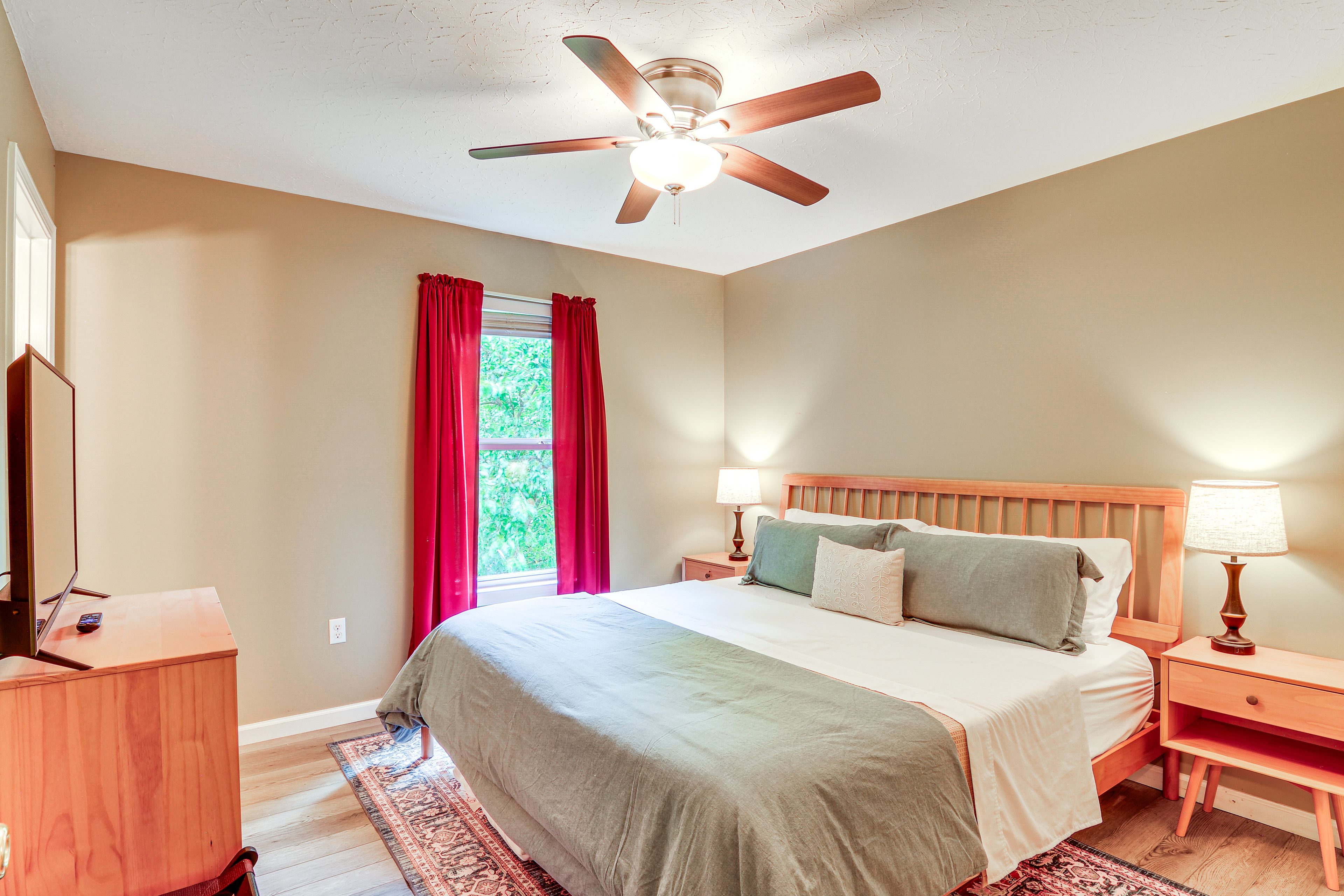 Bedroom 1 | King Bed | Smart TV | Linens Provided