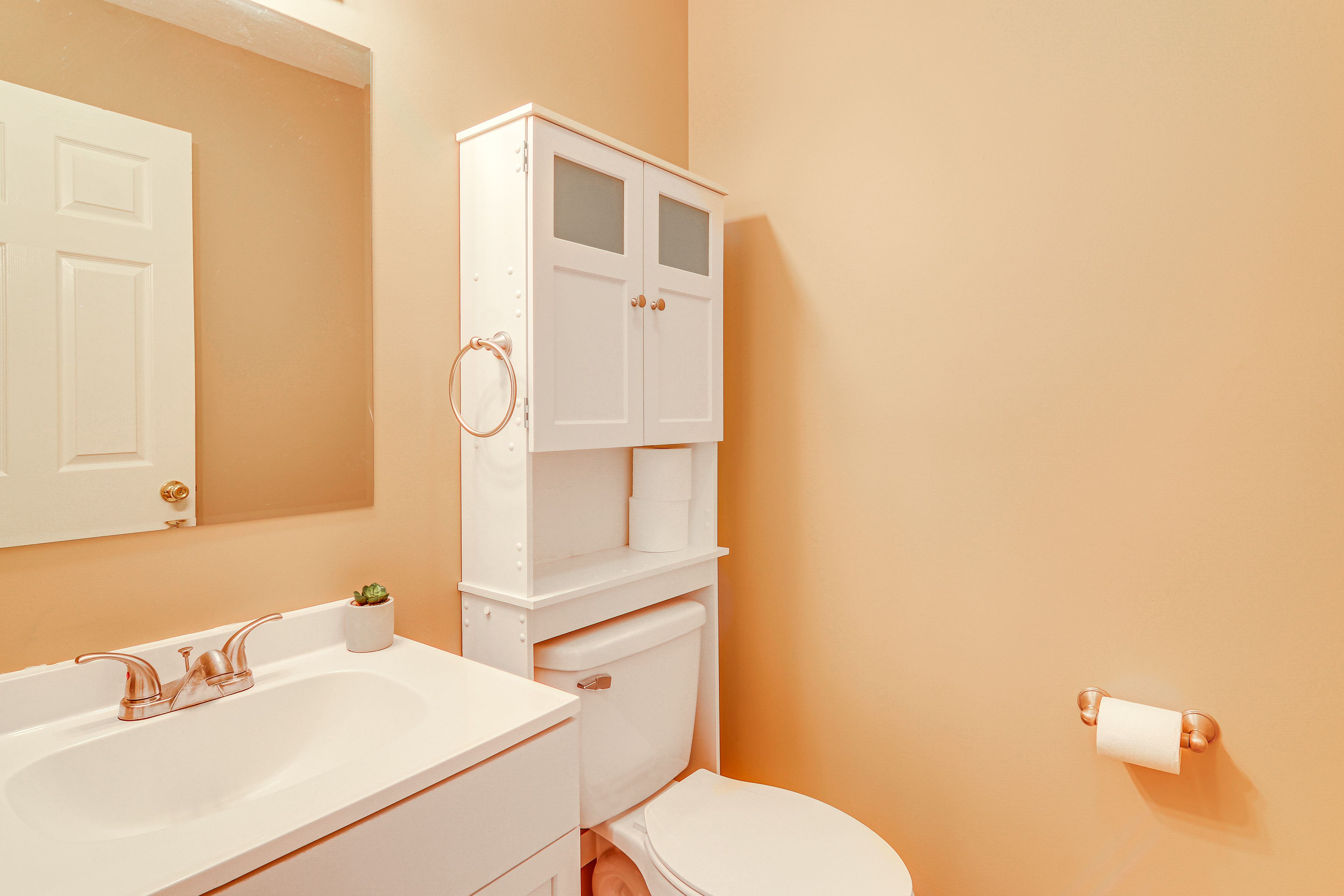 En-Suite Half Bathroom | Access via Bedroom 1