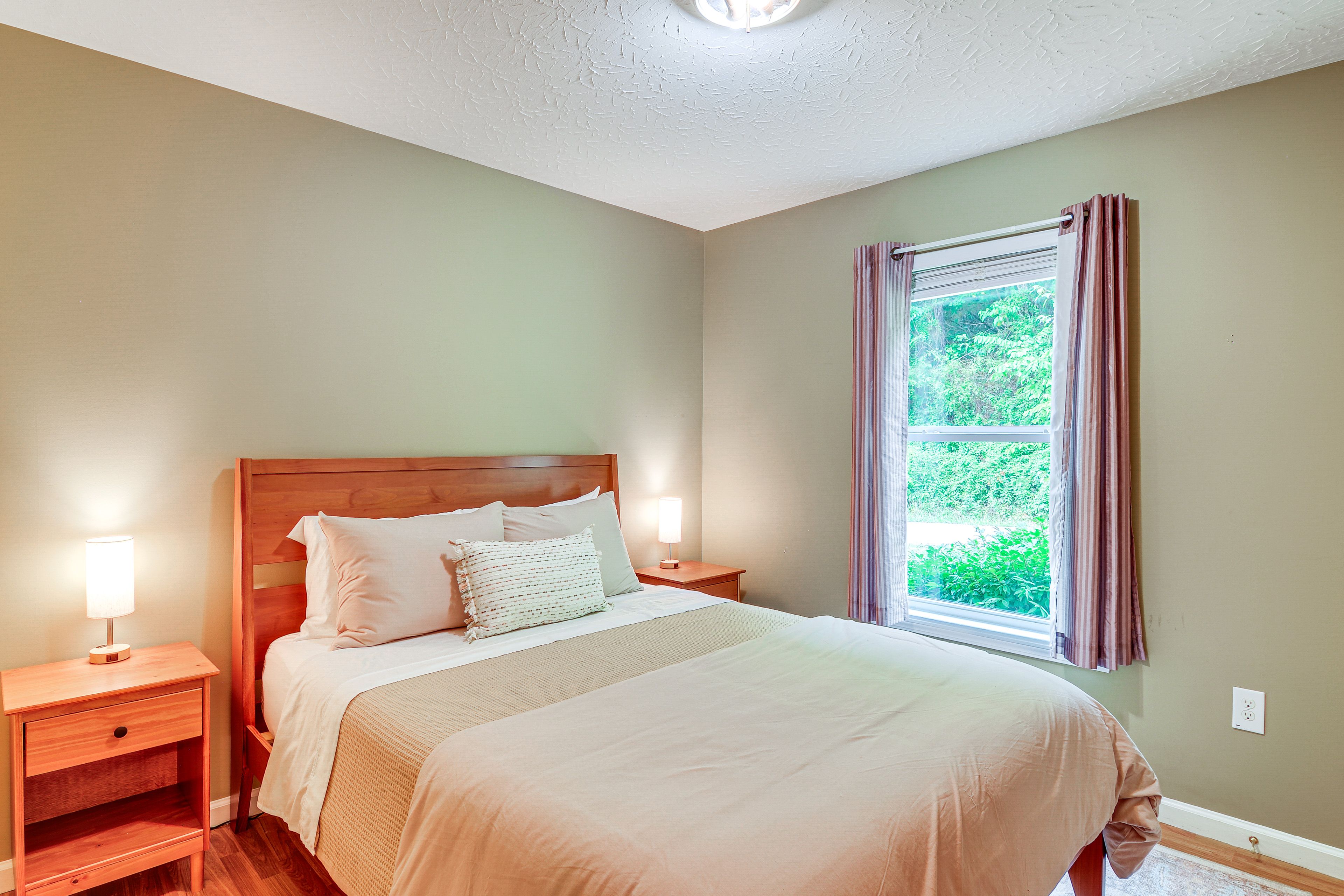 Bedroom 2 | Queen Bed