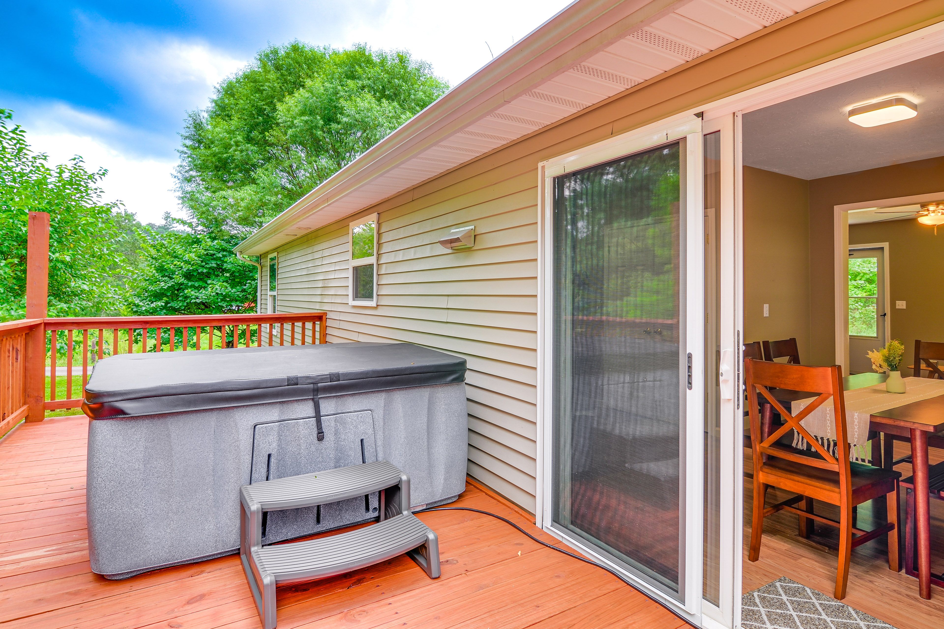 Deck | Hot Tub | Gas Grill | Forest Views | Outdoor Dining