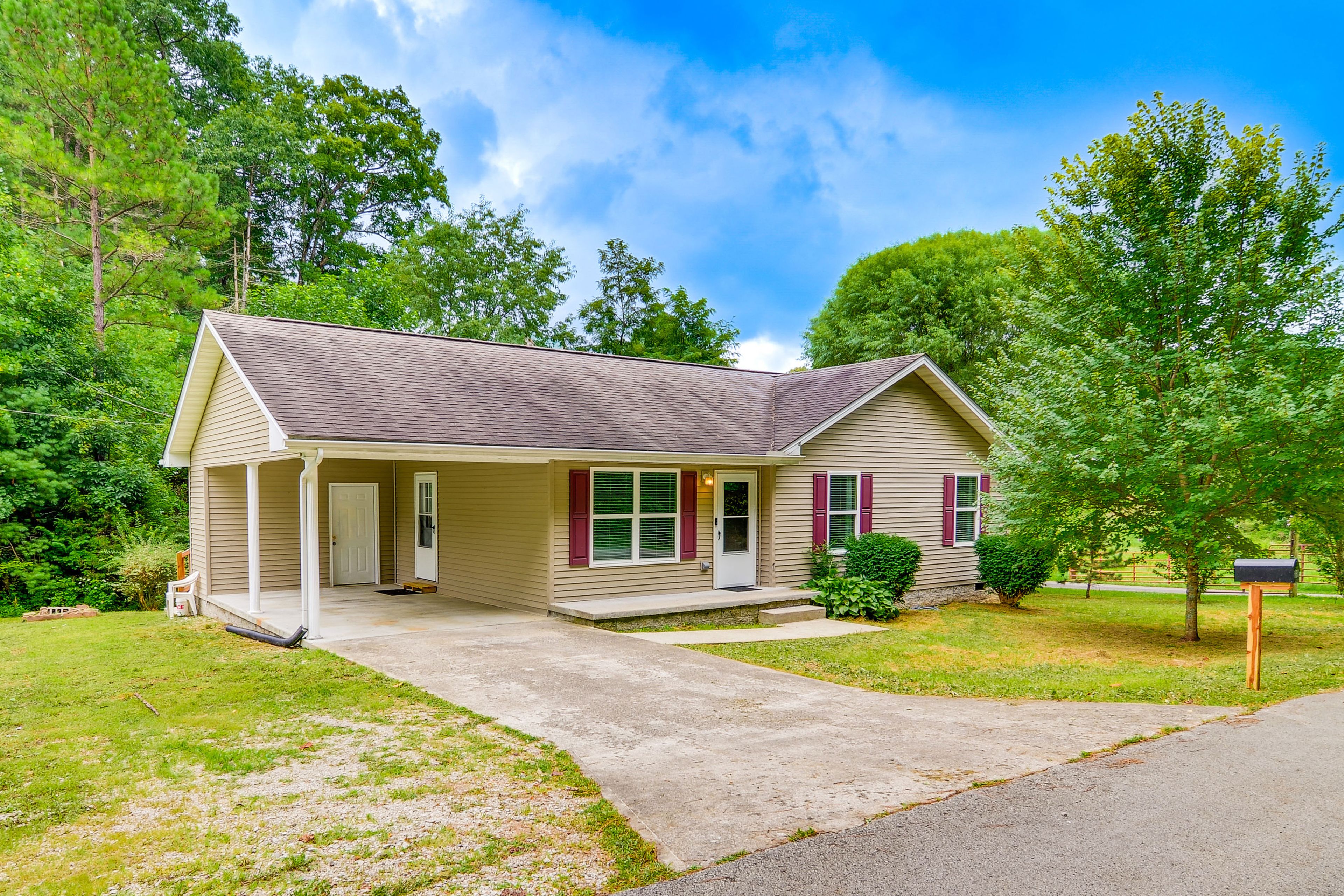 Campton Vacation Rental | 3BR | 1.5BA | 1,200 Sq Ft | 1 Step Required