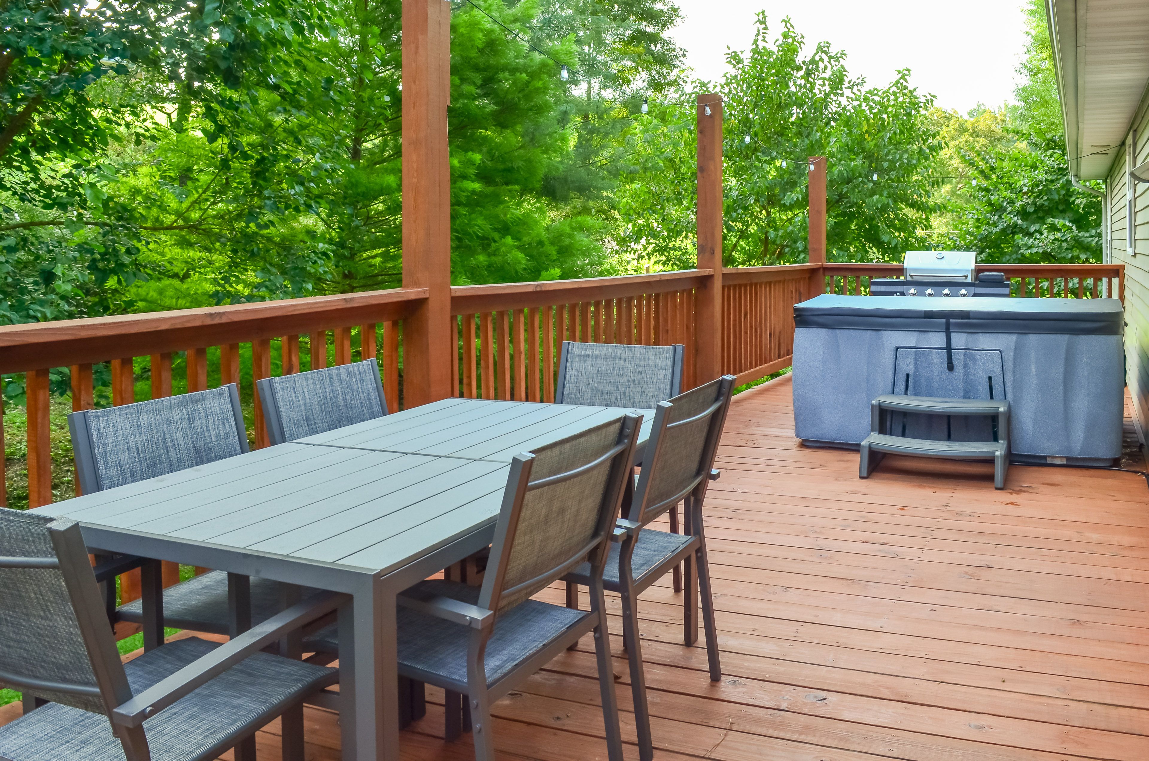 Private Deck | Hot Tub | 12 Mi to Natural Bridge State Park