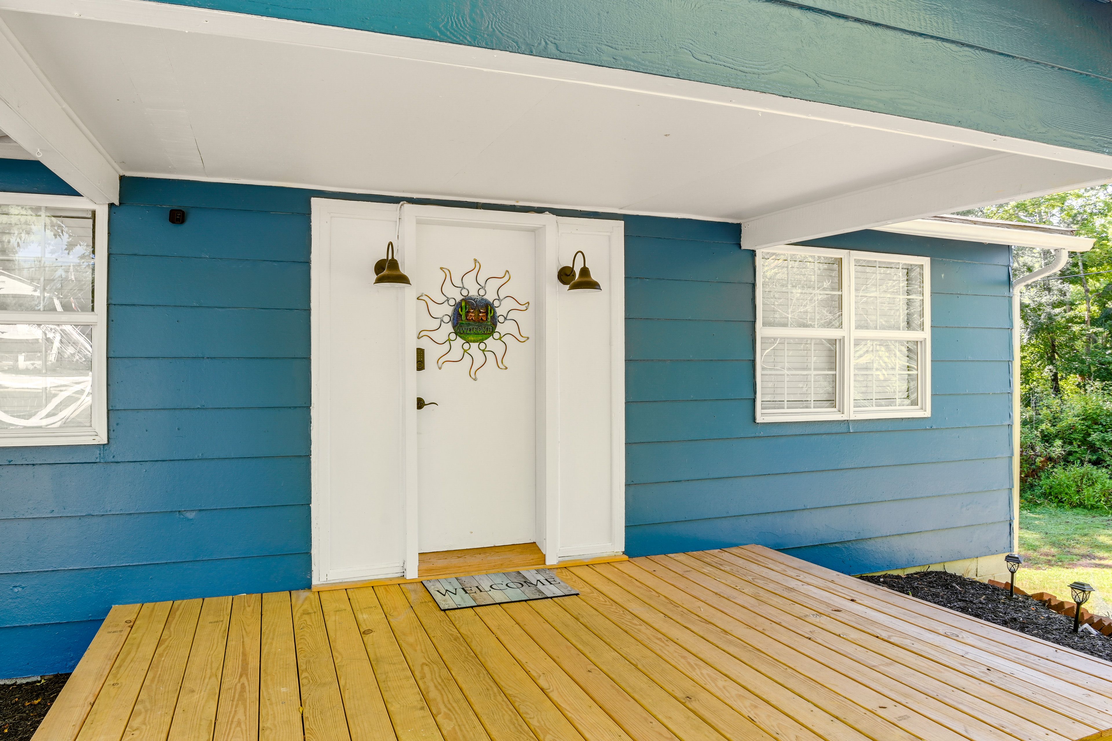 Property Exterior | Driveway (2 Vehicles)
