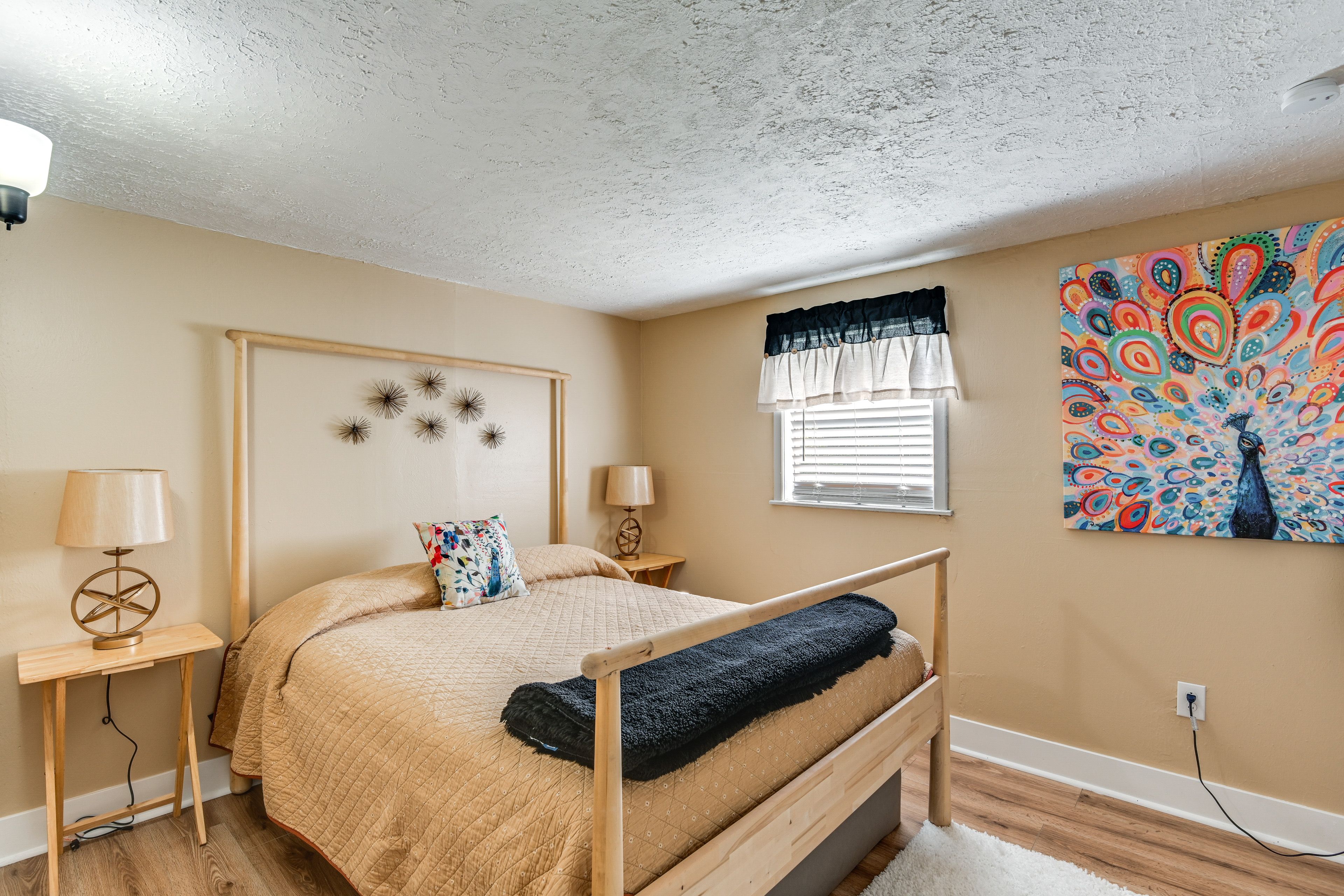 Bedroom | Queen Bed