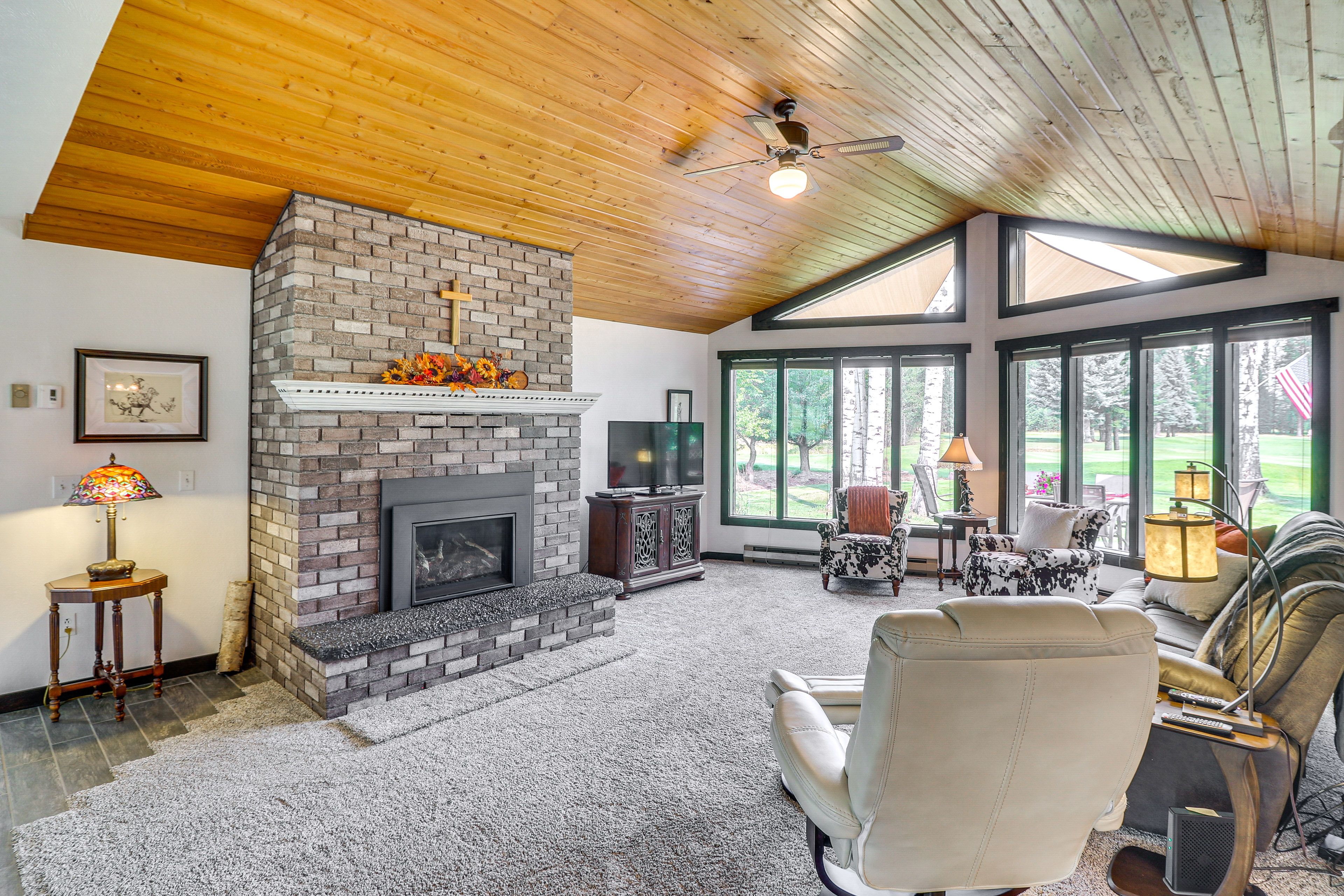 Living Room | Gas Fireplace