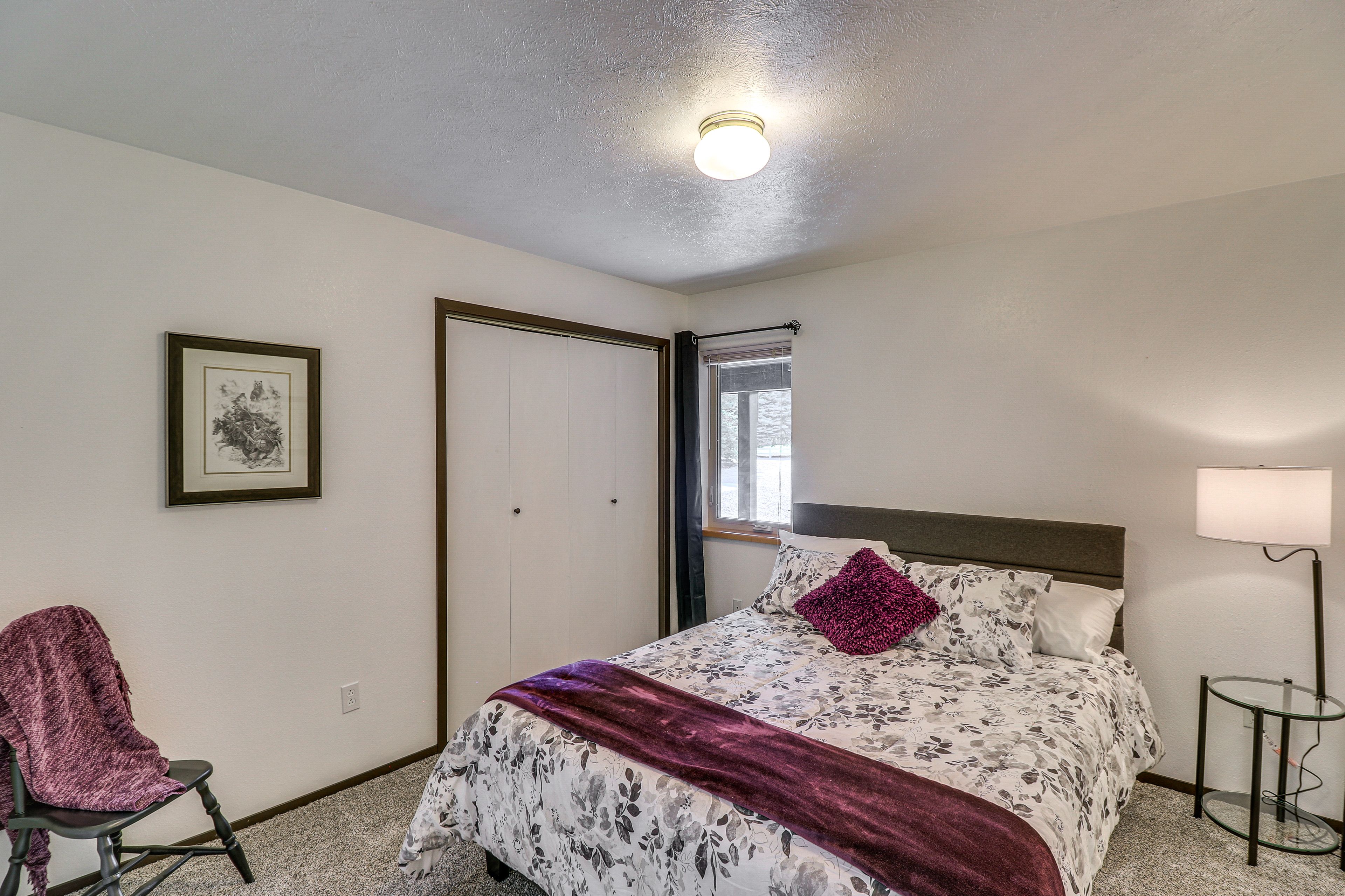 Bedroom 3 | Queen Bed