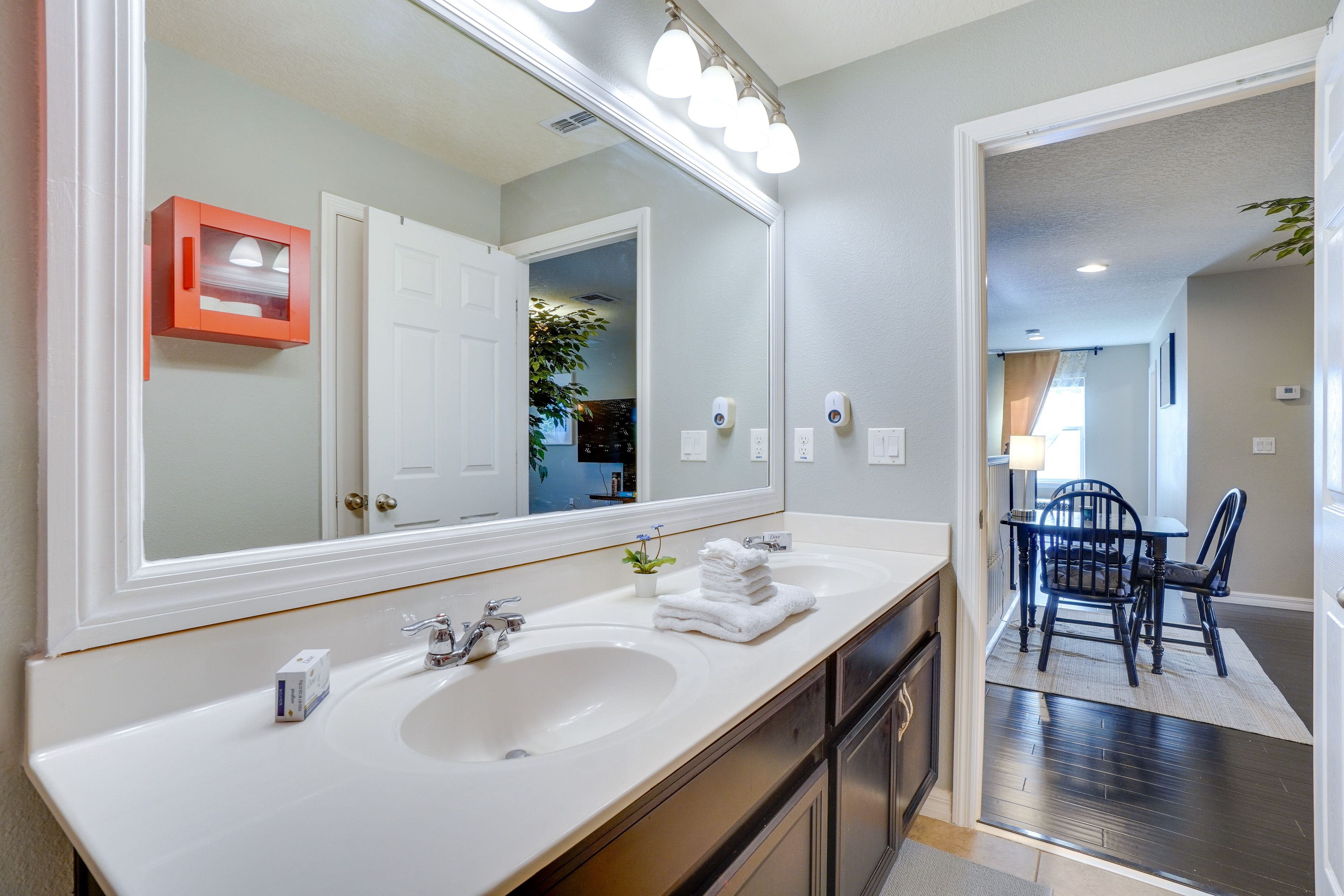 Full Bathroom | 2nd Floor | Complimentary Toiletries | Hair Dryer