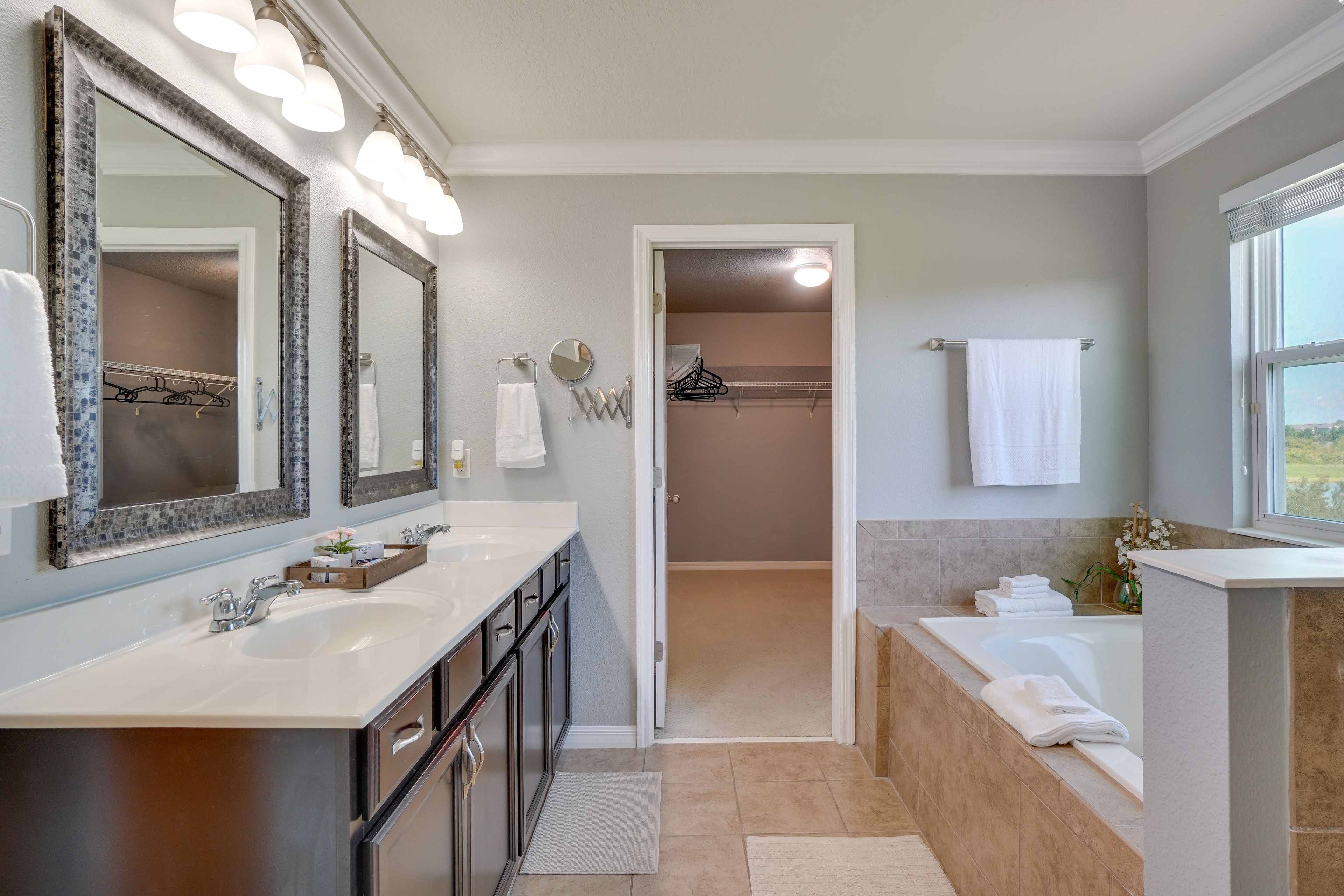 En-Suite Bathroom | 2nd Floor | Walk-In Closet