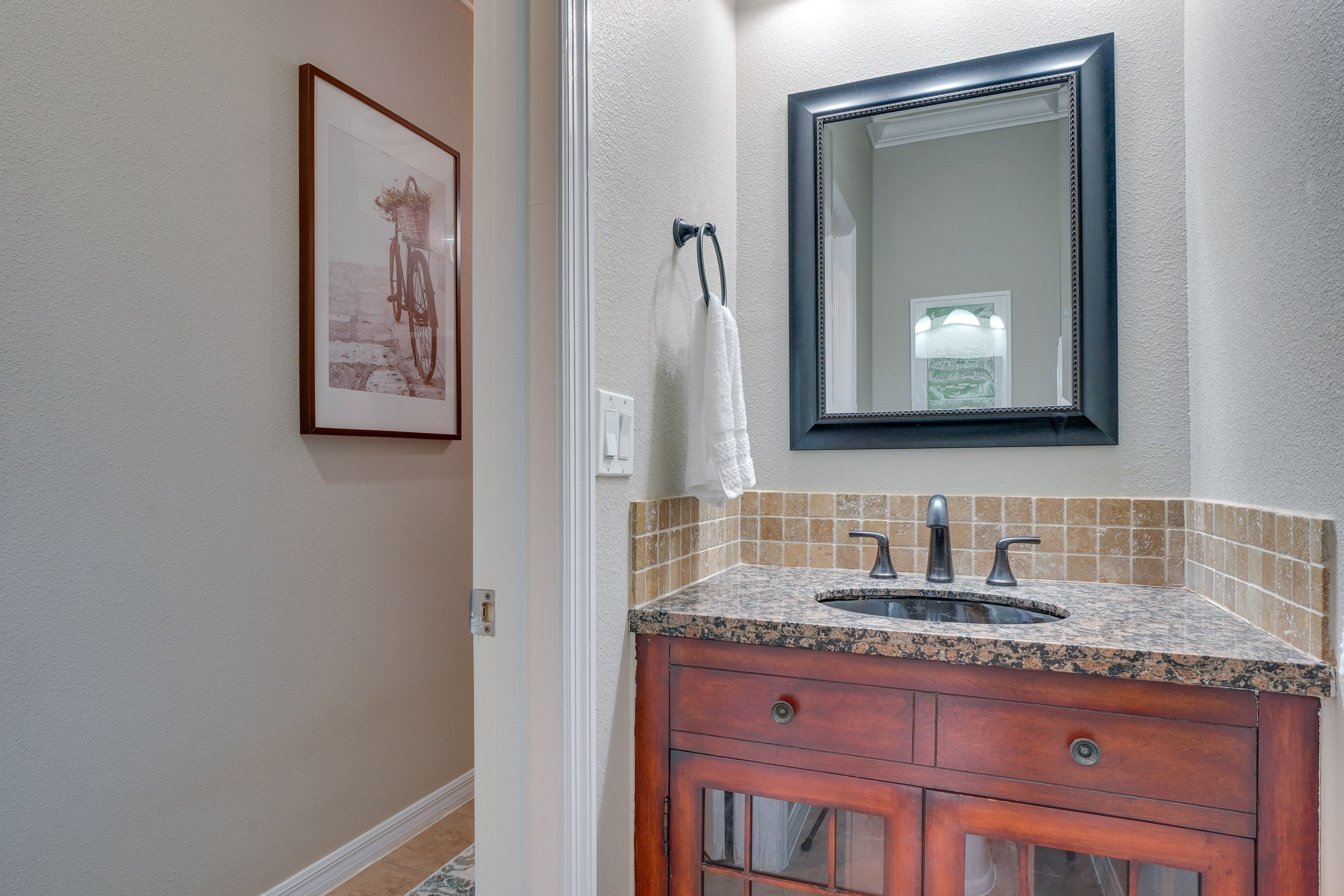 Half Bathroom | 1st Floor | Towels Provided