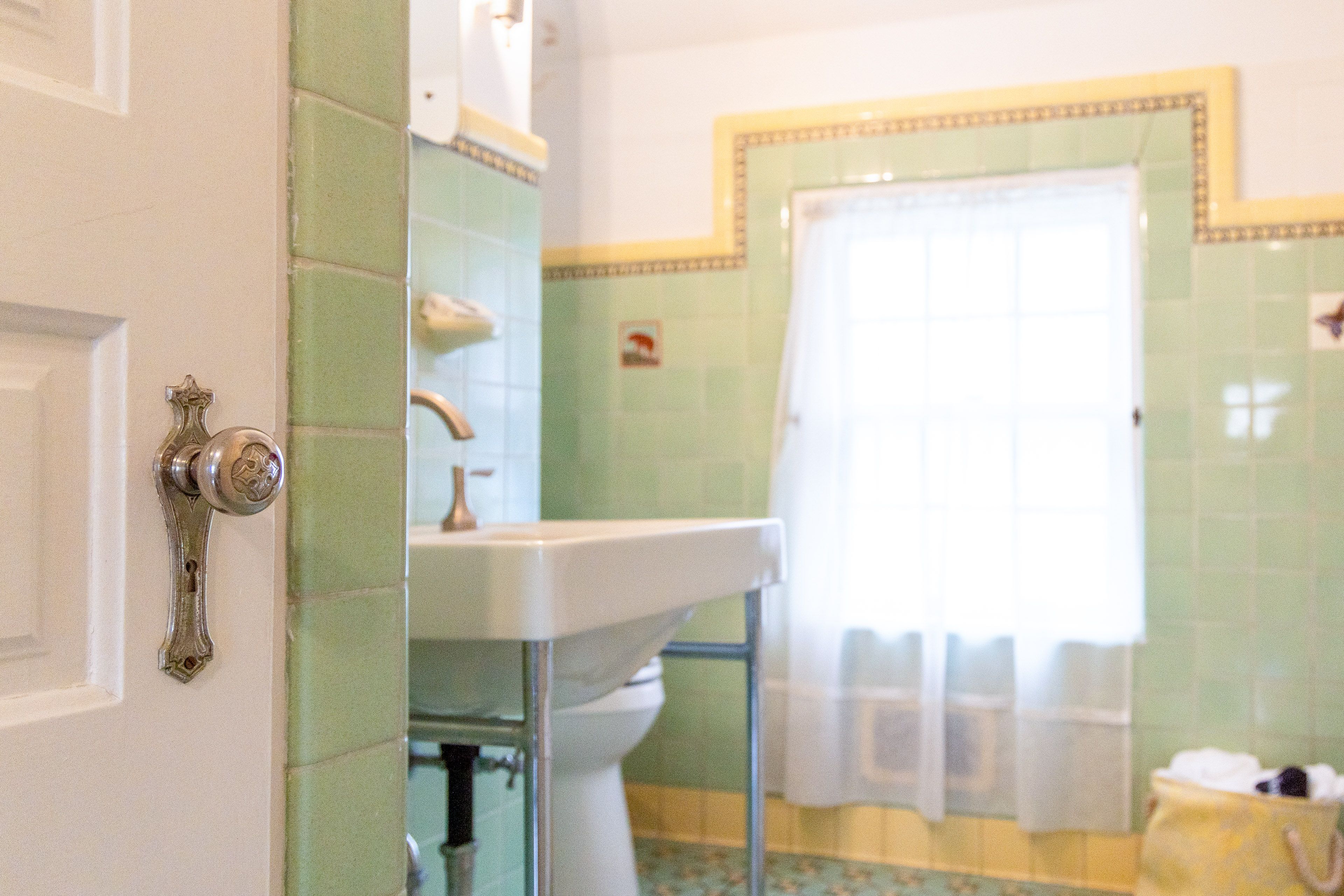Full Bathroom | 2nd Floor | Towels Provided | Complimentary Toiletries
