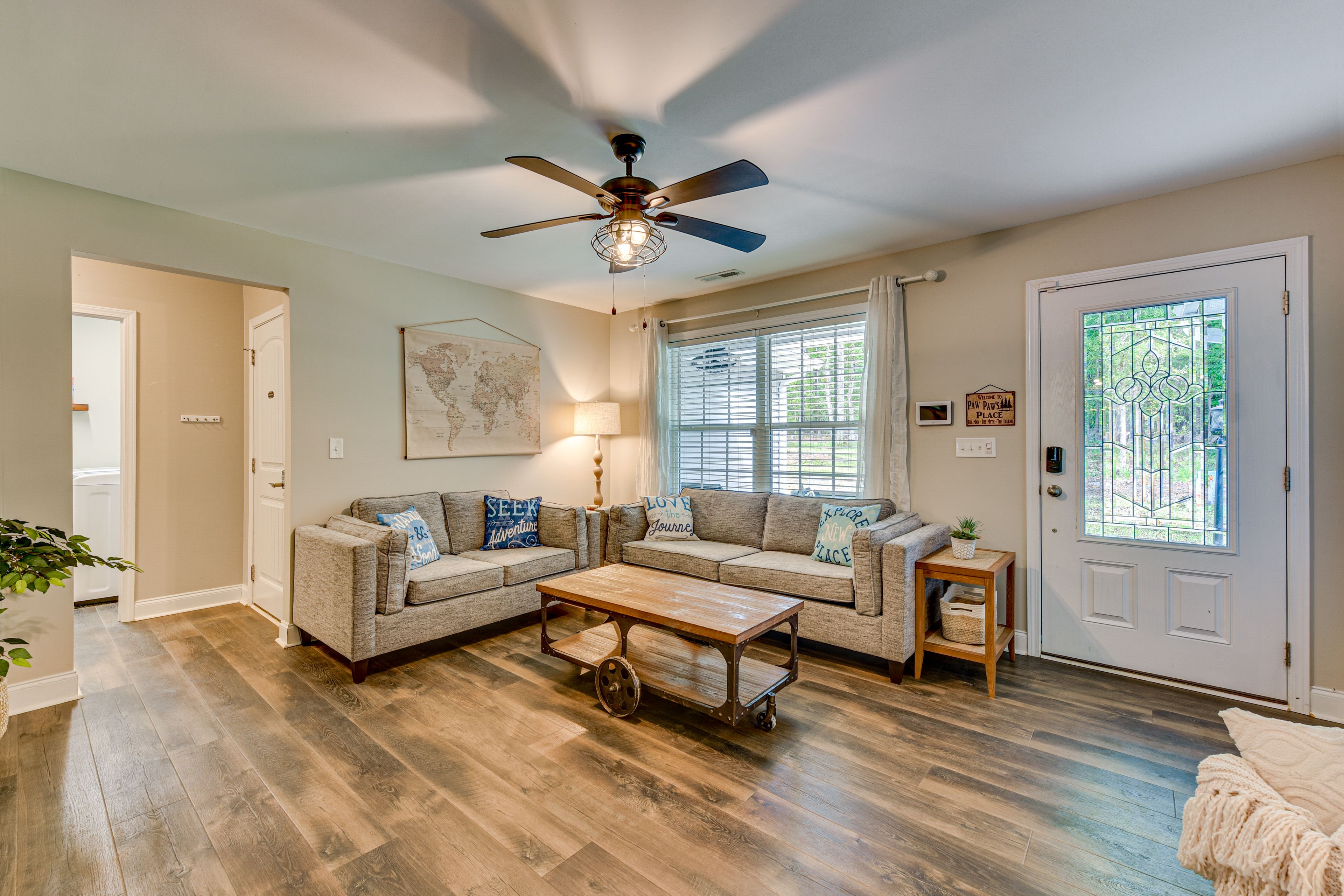Living Room | Smart TV | Central A/C & Heating | Free WiFi