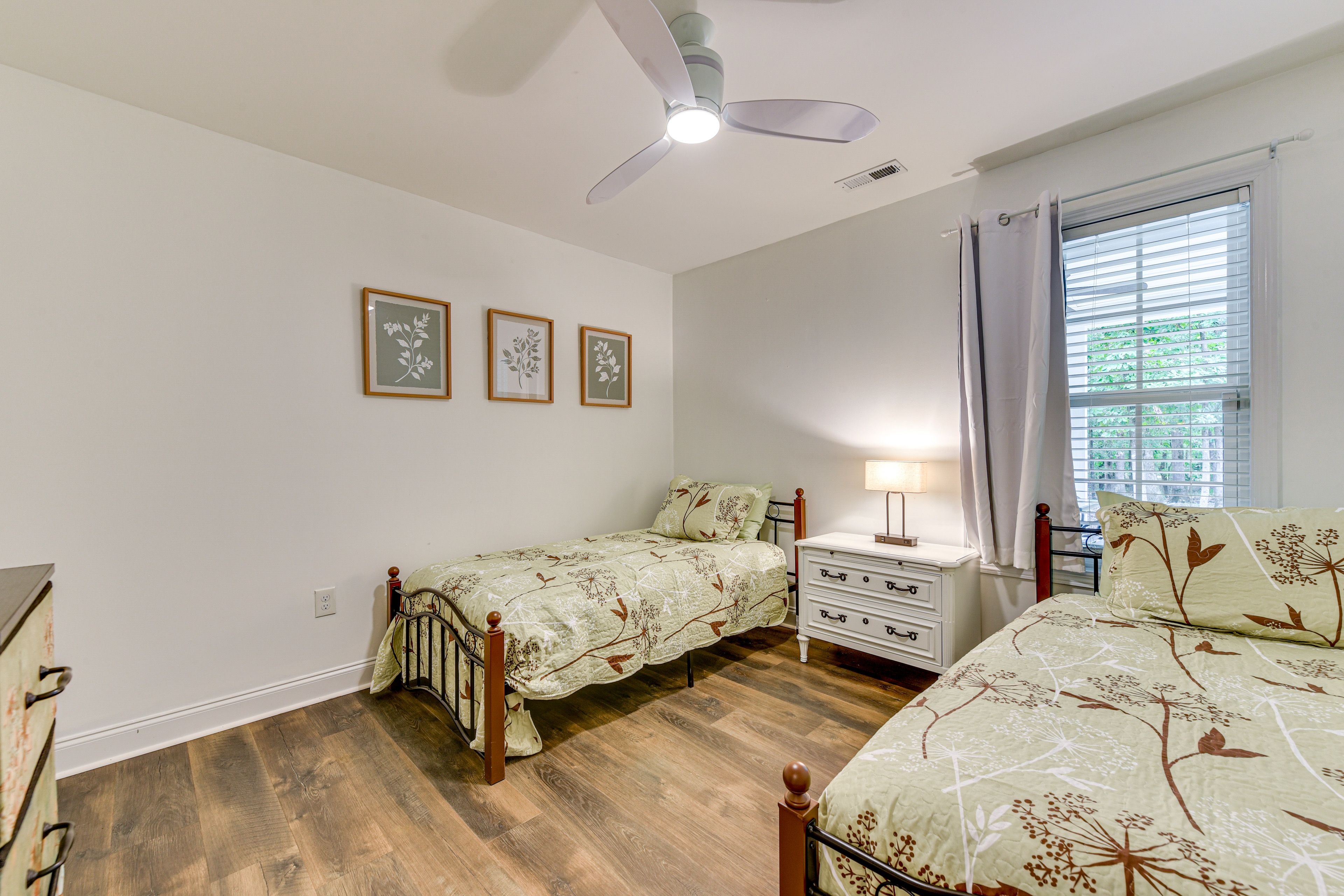 Bedroom 3 | 2 Twin Beds | Smart TV