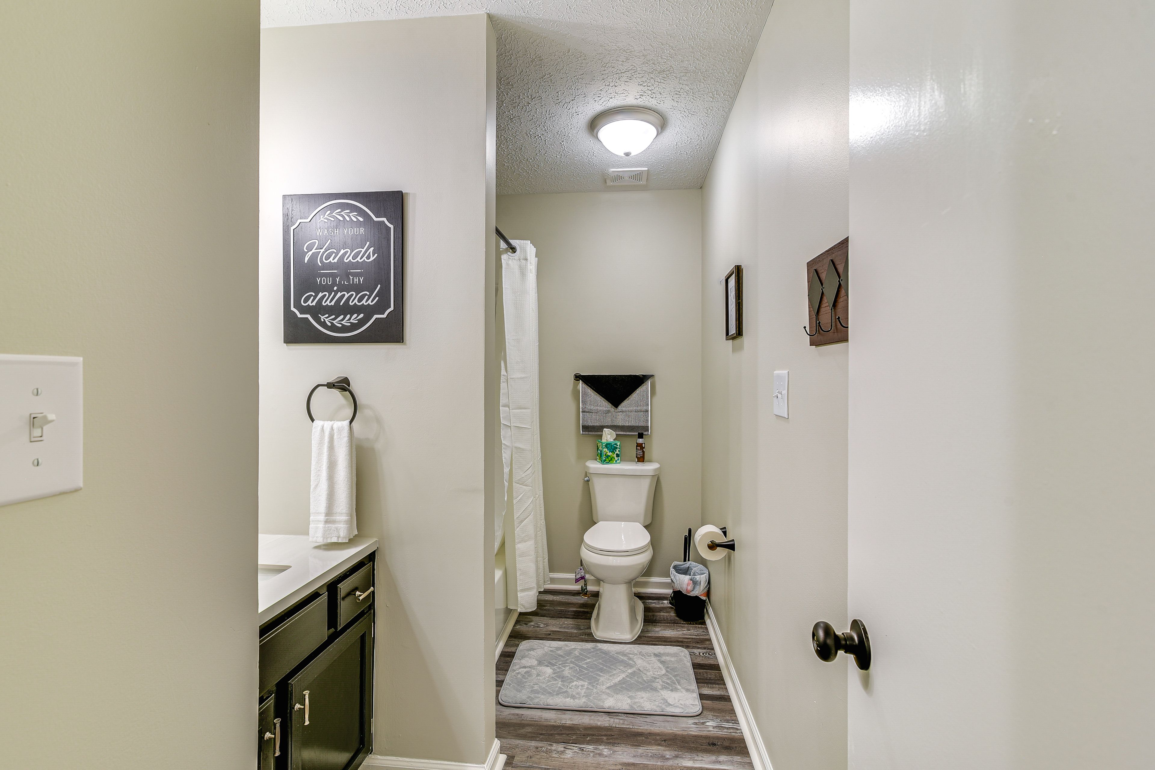 Full Bathroom | Towels Provided | 2nd Floor