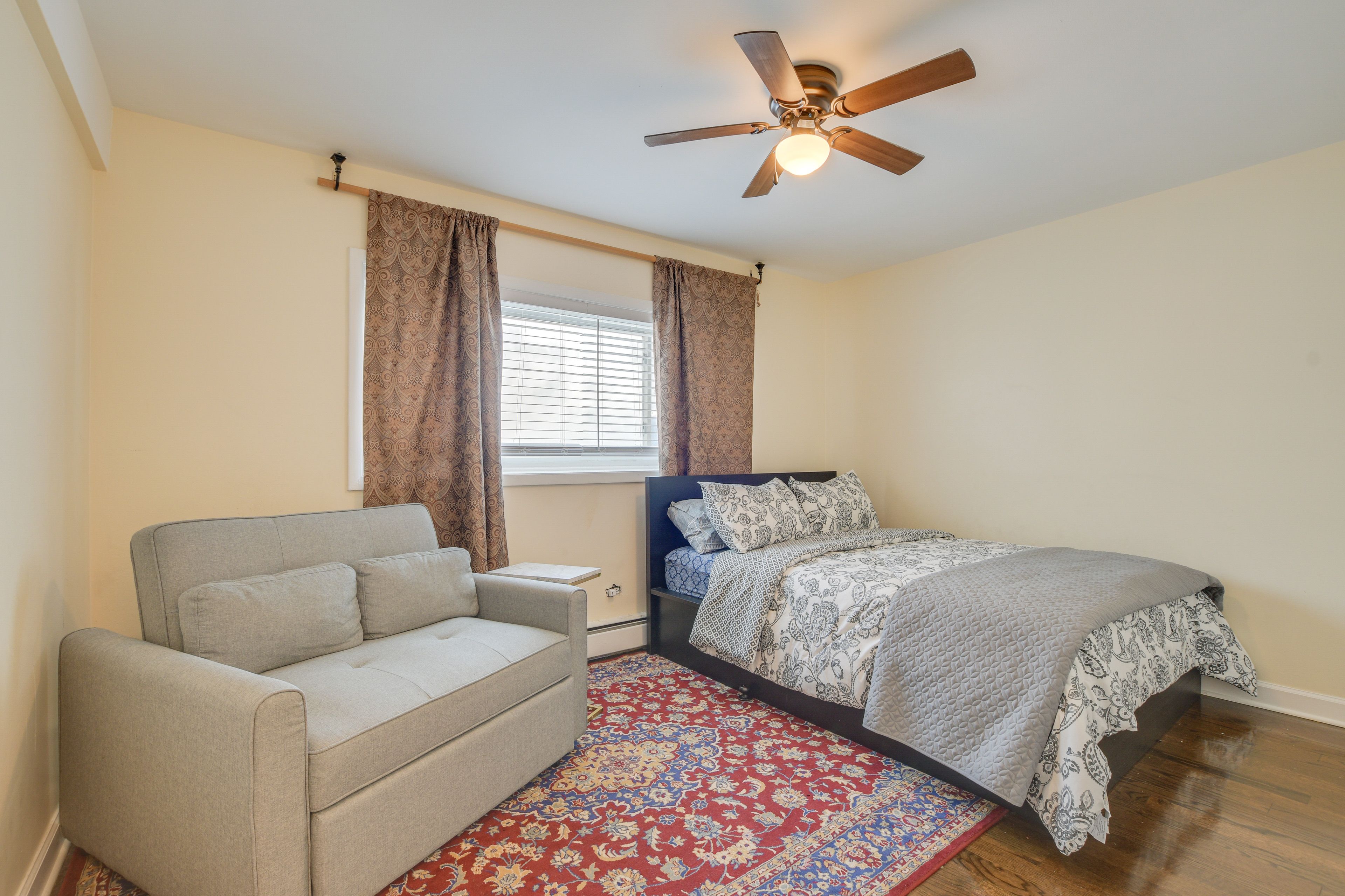 Bedroom | Queen Bed | Linens Provided