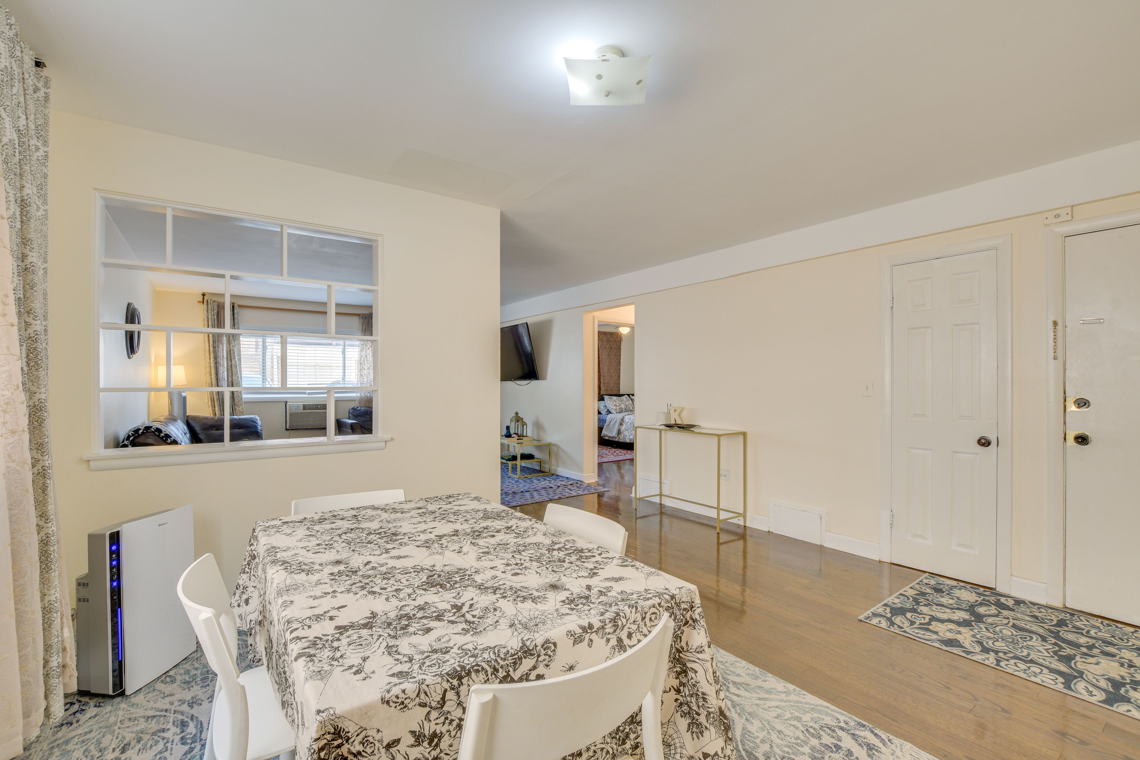 Dining Area | Dishware/Flatware Provided